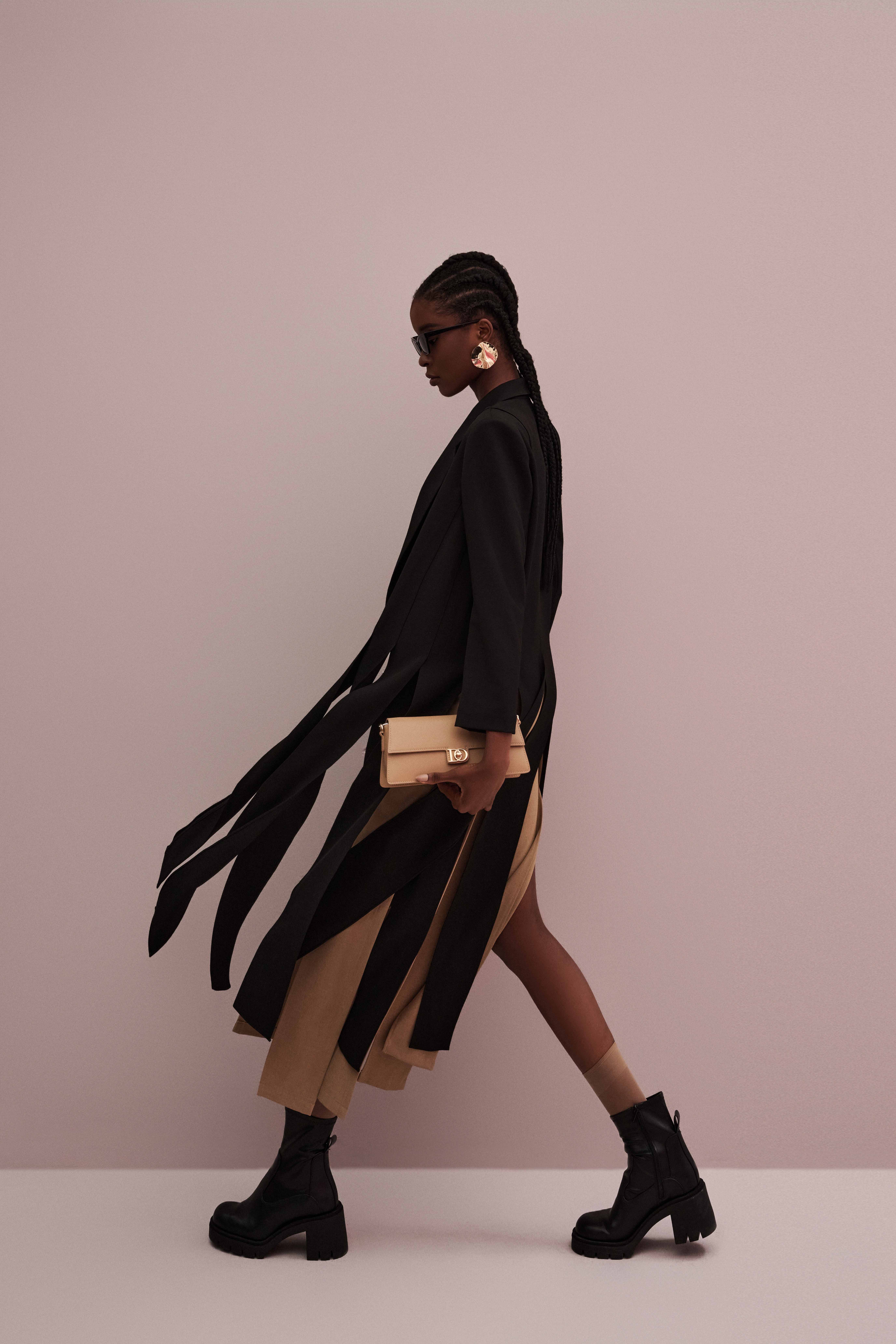Trajes minimalistas com habilidade mágica de 'rejuvenescimento' de Do Manh Cuong - Foto 3. Những bộ cánh tối giản với khả năng 'trẻ hóa' kỳ diệu của Đỗ Mạnh Cường- Ảnh 3.