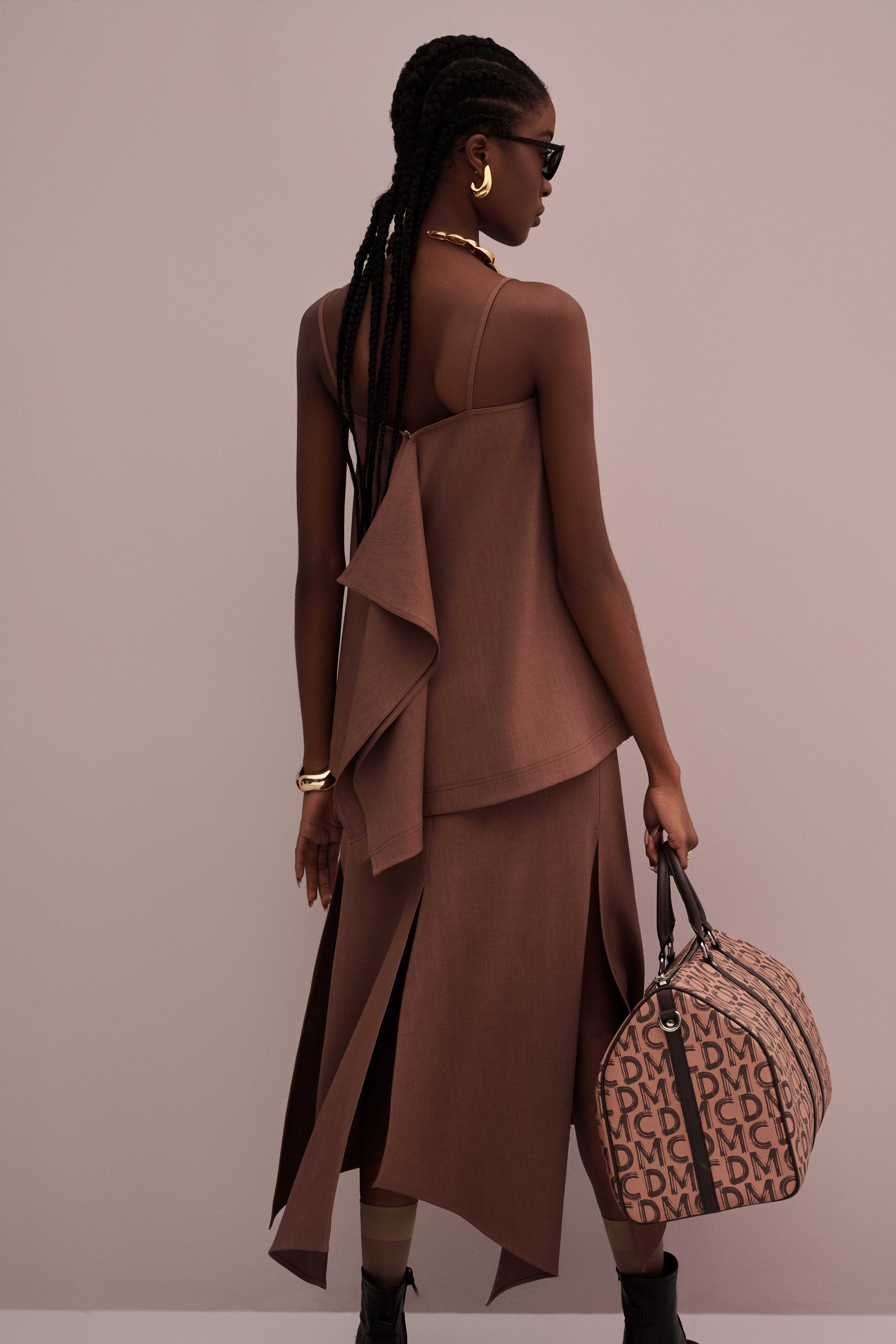 Trajes minimalistas com habilidade mágica de 'rejuvenescimento' de Do Manh Cuong - Foto 14. Những bộ cánh tối giản với khả năng 'trẻ hóa' kỳ diệu của Đỗ Mạnh Cường- Ảnh 14.