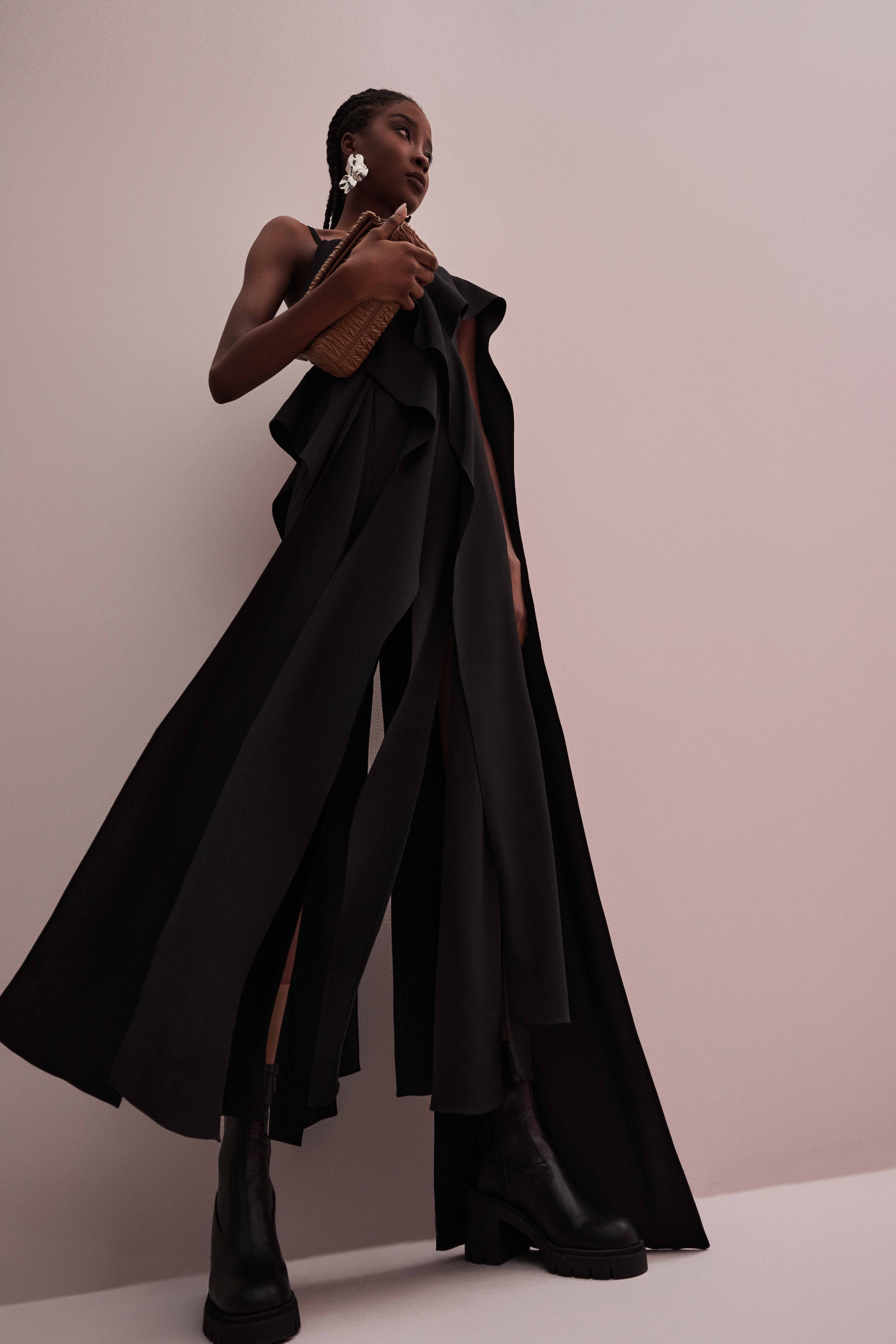 Trajes minimalistas com habilidade mágica de 'rejuvenescimento' de Do Manh Cuong - Foto 4. Những bộ cánh tối giản với khả năng 'trẻ hóa' kỳ diệu của Đỗ Mạnh Cường- Ảnh 4.