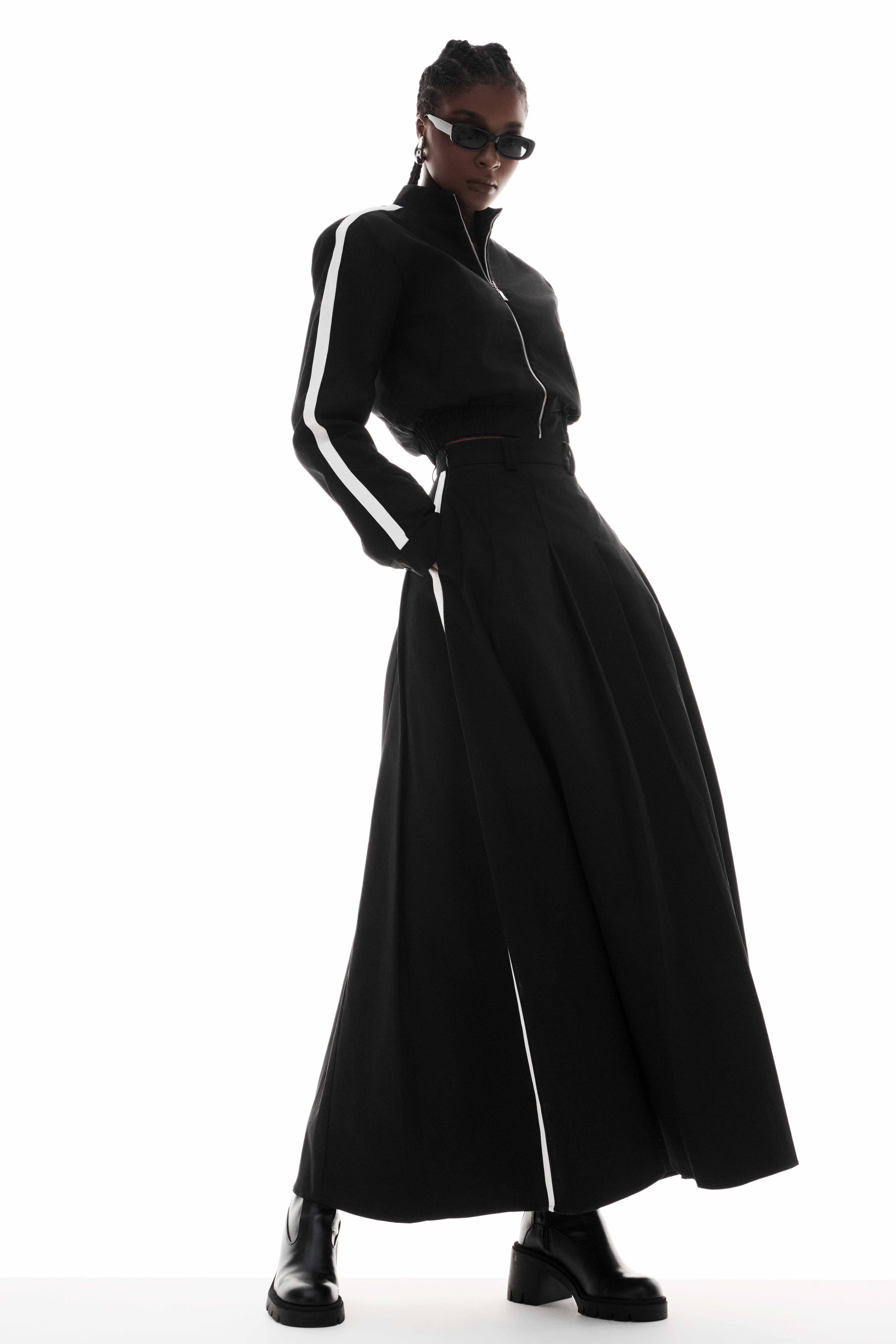 Trajes minimalistas com habilidade mágica de 'rejuvenescimento' de Do Manh Cuong - Foto 7. Những bộ cánh tối giản với khả năng 'trẻ hóa' kỳ diệu của Đỗ Mạnh Cường- Ảnh 7.
