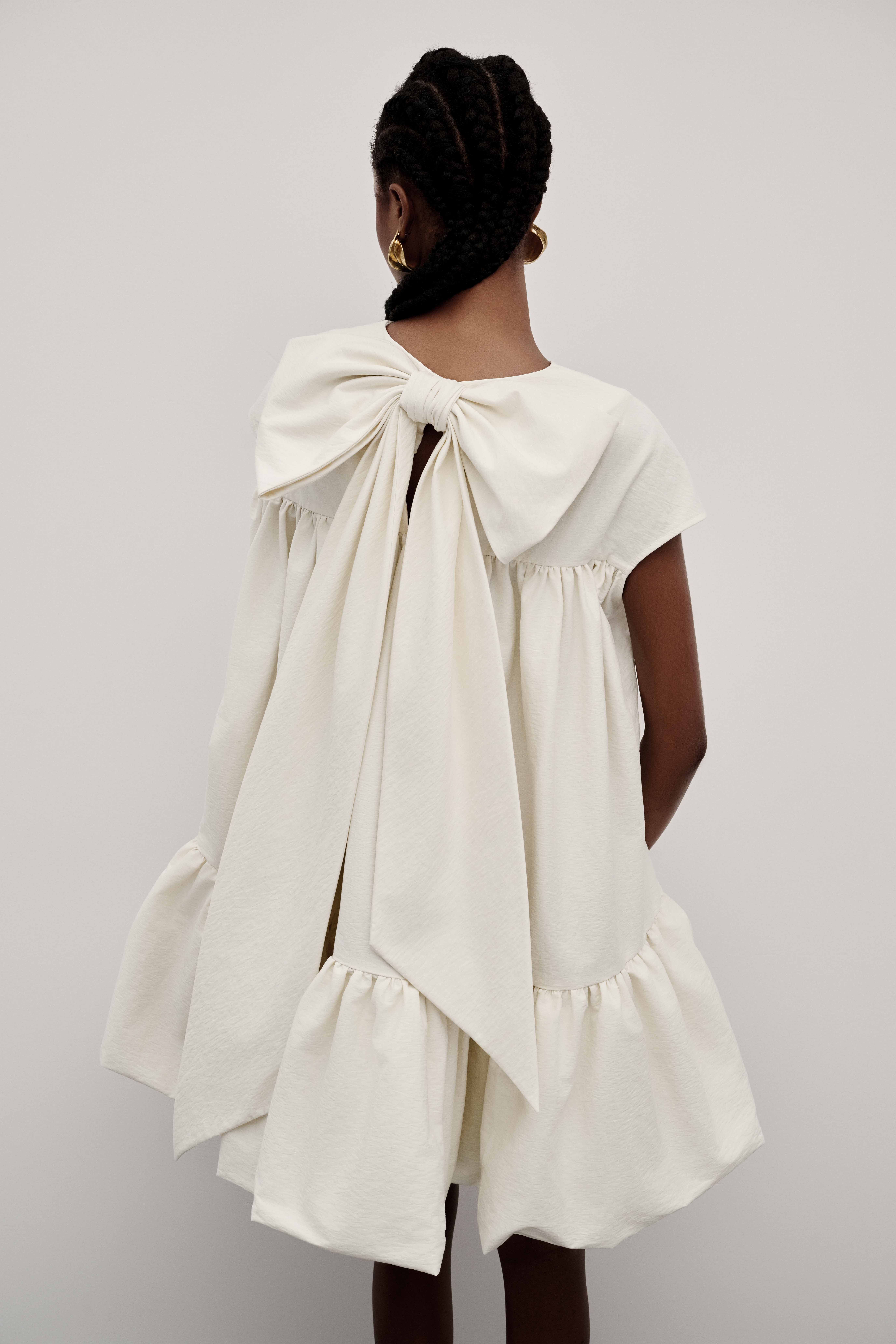 Trajes minimalistas com habilidade mágica de 'rejuvenescimento' de Do Manh Cuong - Foto 11. Những bộ cánh tối giản với khả năng 'trẻ hóa' kỳ diệu của Đỗ Mạnh Cường- Ảnh 11.
