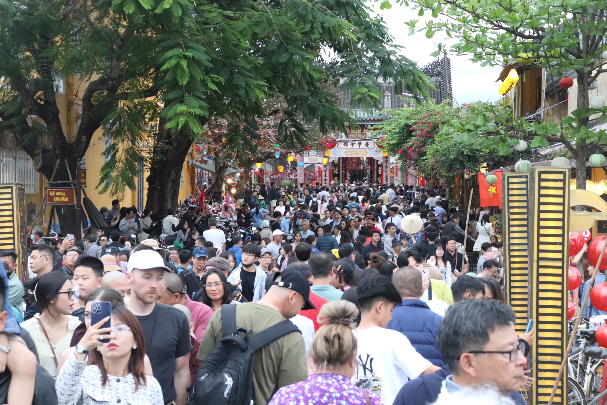 Vì sao khách nội địa tới Quảng Nam chỉ bằng một nửa khách quốc tế?- Ảnh 1. Vì sao khách nội địa tới Quảng Nam chỉ bằng một nửa khách quốc tế?- Ảnh 1.