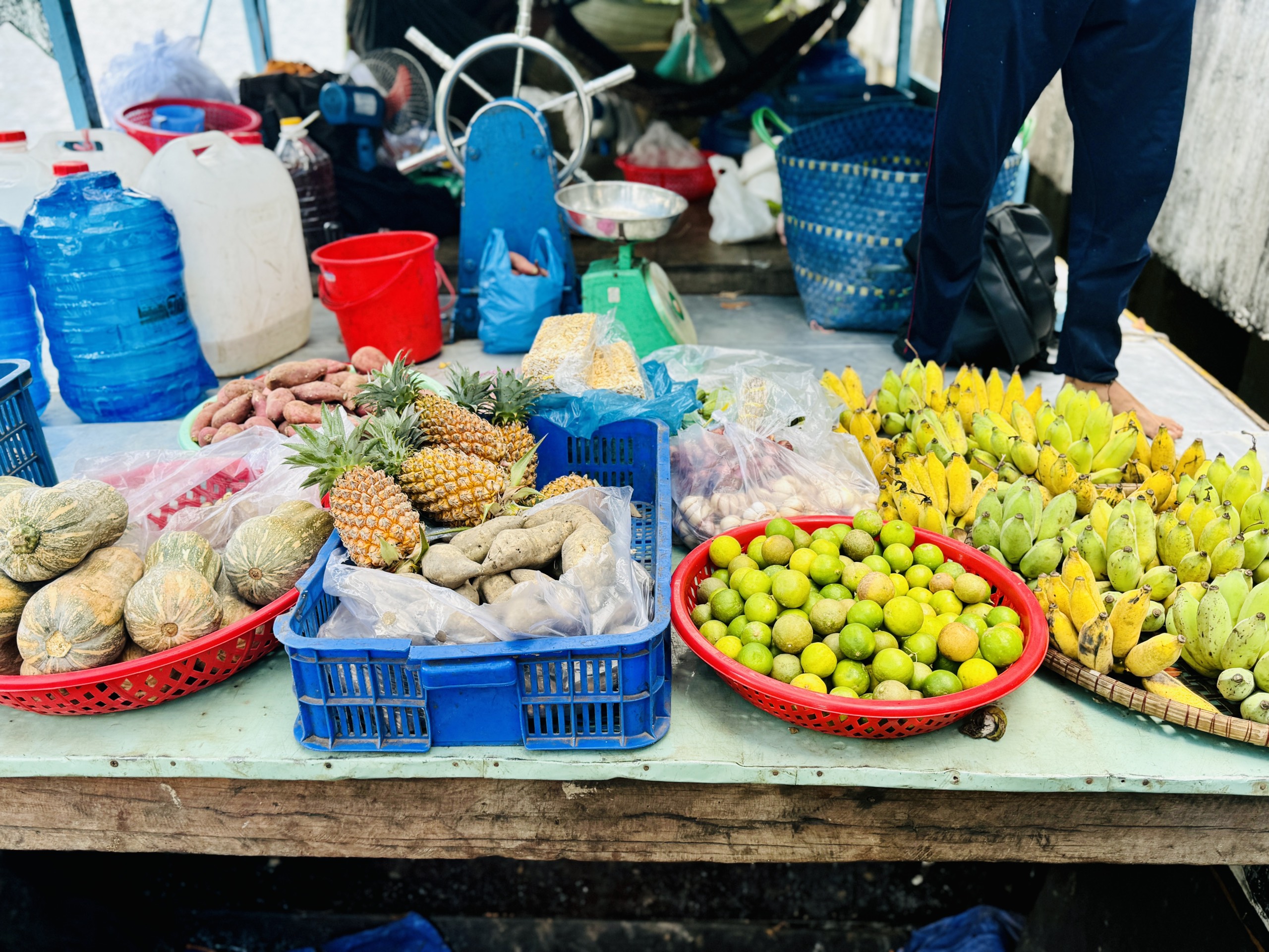 Thương hồ kênh Thị Nghè mưu sinh mùa mưa: 'Giông gió nổi lên, nơm nớp lo ế hàng'