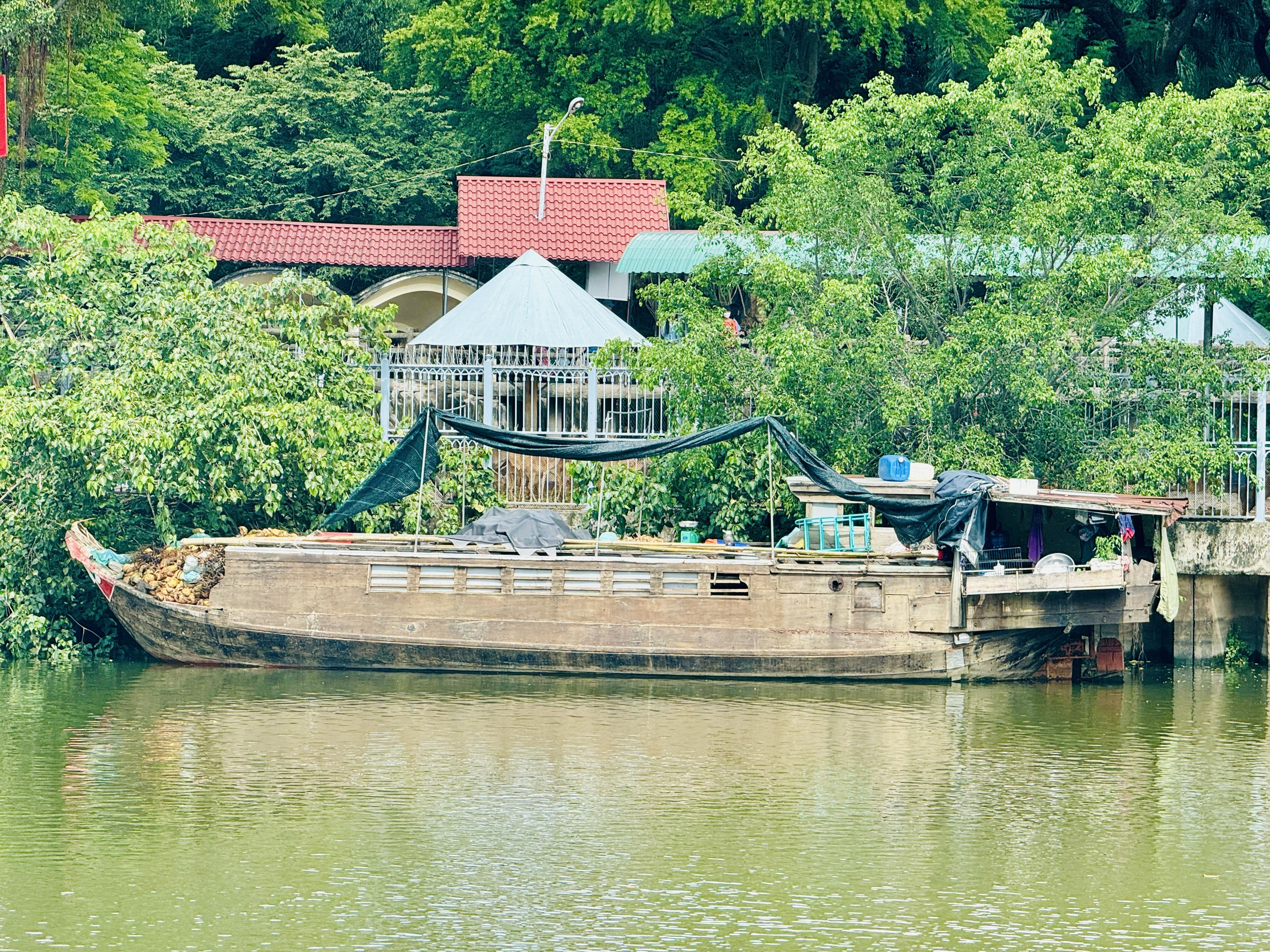 Thương hồ kênh Thị Nghè mưu sinh mùa mưa: 'Giông gió nổi lên, nơm nớp lo ế hàng'- Ảnh 2.