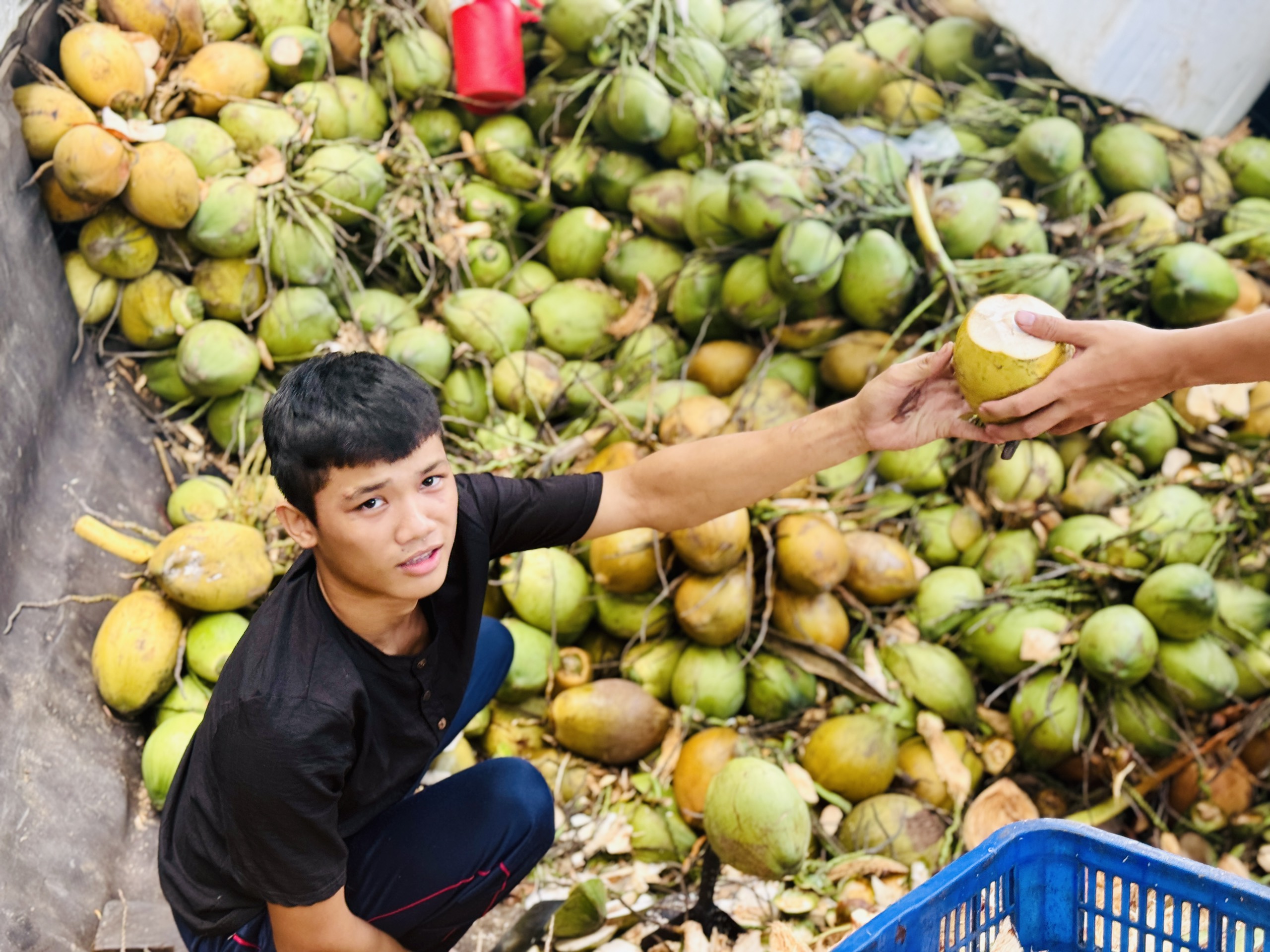 Thương hồ kênh Thị Nghè mưu sinh mùa mưa: 'Giông gió nổi lên, nơm nớp lo ế hàng'