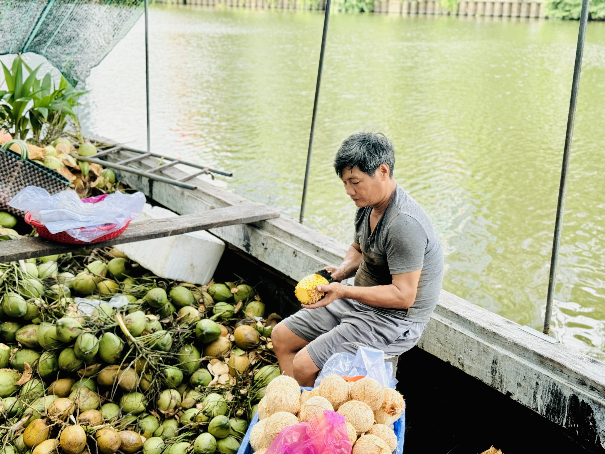 Thương hồ kênh Thị Nghè mưu sinh mùa mưa: 'Giông gió nổi lên, nơm nớp lo ế hàng'