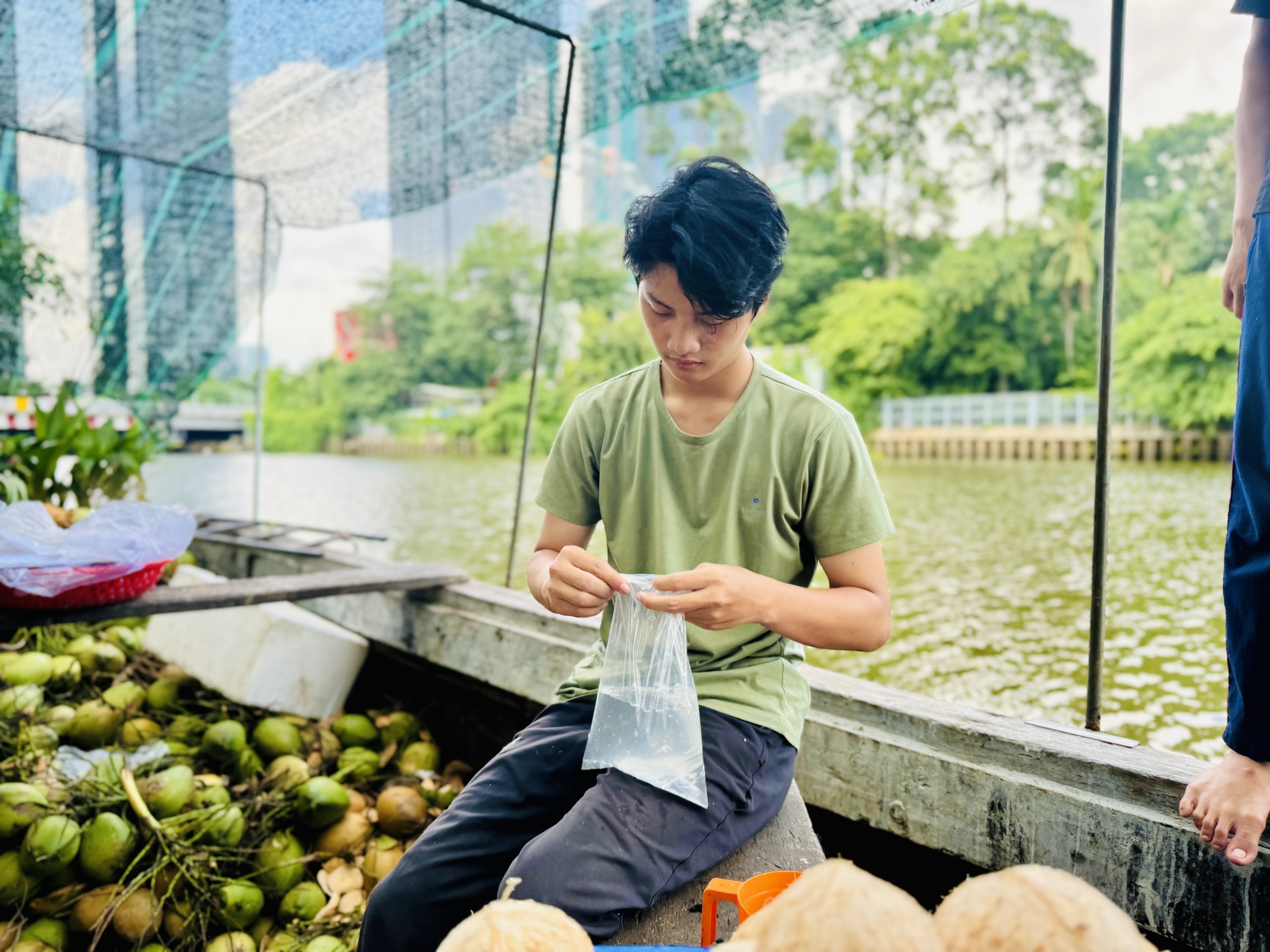 Thương hồ kênh Thị Nghè mưu sinh mùa mưa: 'Giông gió nổi lên, nơm nớp lo ế hàng'