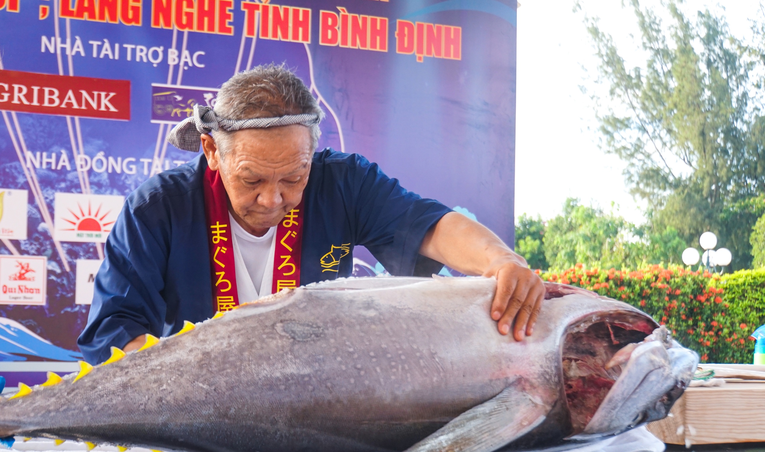 Mãn nhãn cảnh đầu bếp Nhật Bản trổ tài phi lê cá ngừ đại dương 50kg- Ảnh 1.