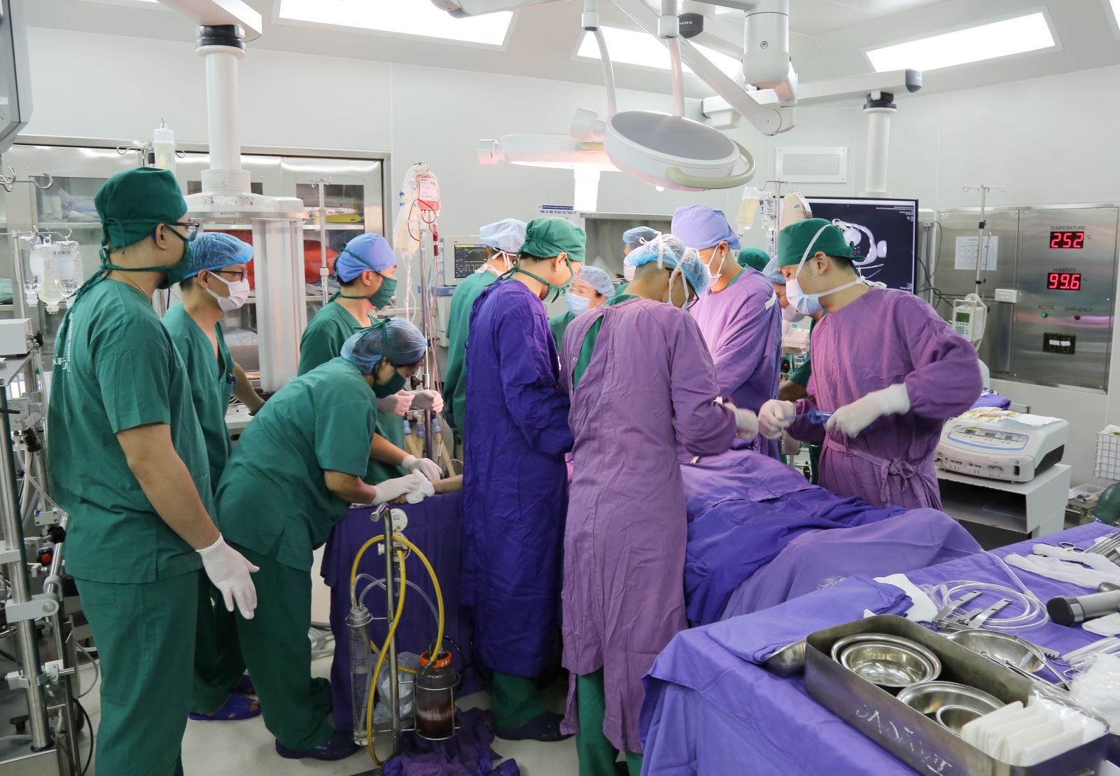 Báo động đỏ cứu bệnh nhân vỡ tim do tai nạn giao thông
- Ảnh 1. Báo động đỏ cứu bệnh nhân vỡ tim do tai nạn giao thông
- Ảnh 1.
