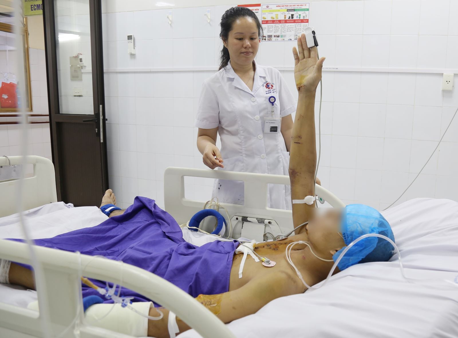 Báo động đỏ cứu bệnh nhân vỡ tim do tai nạn giao thông
- Ảnh 2. Báo động đỏ cứu bệnh nhân vỡ tim do tai nạn giao thông
- Ảnh 2.