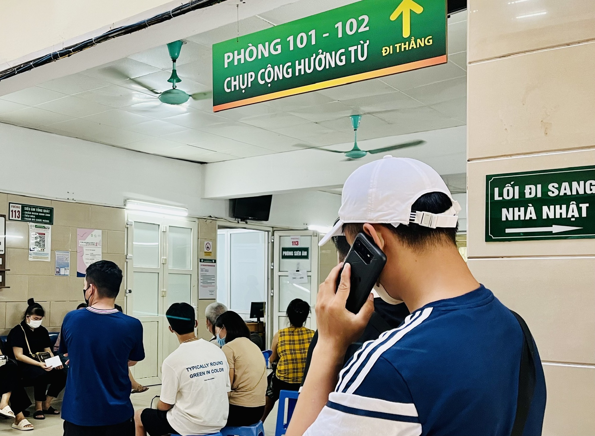 Bệnh nhân chờ khám từ 5 giờ sáng, giám đốc bệnh viện cam kết giải pháp- Ảnh 1. Bệnh nhân chờ khám từ 5 giờ sáng, giám đốc bệnh viện cam kết giải pháp- Ảnh 1.