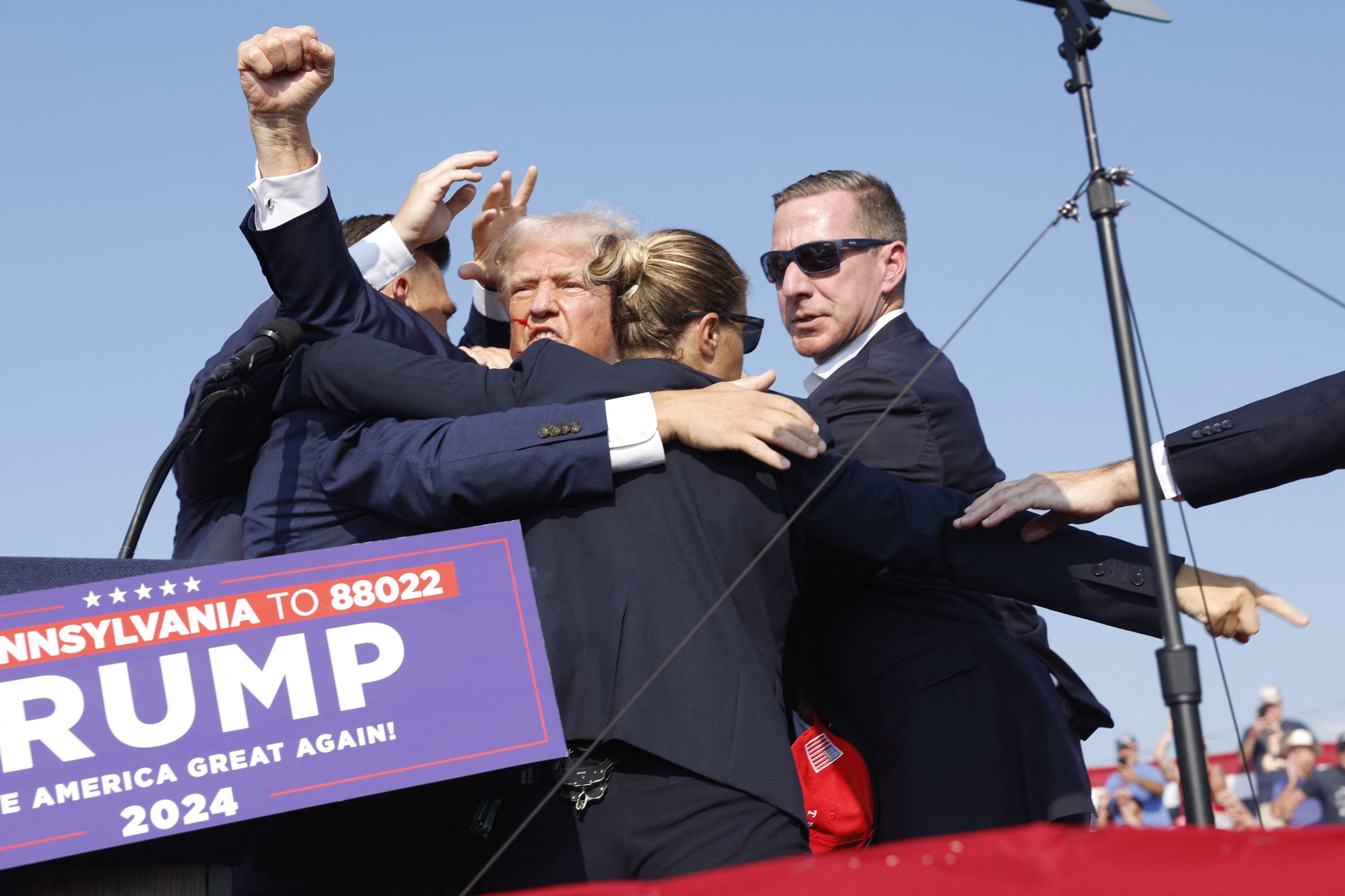 NÓNG: Nổ súng tại buổi tranh cử, ông Trump được sơ tán với máu trên mặt