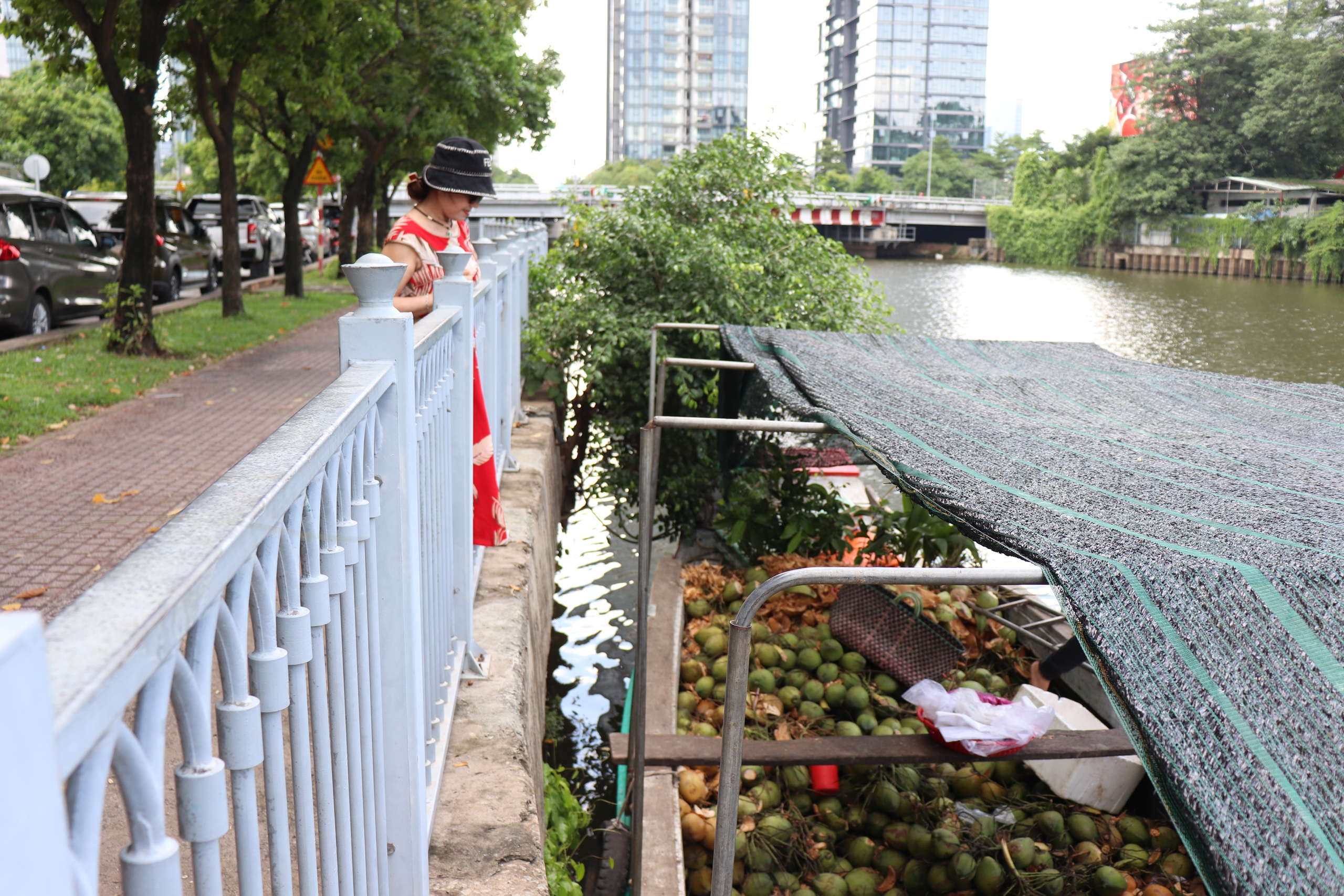 Lênh đênh cuộc sống thương hồ giữa Sài Gòn: Đã nghĩ lên bờ bán nhưng không thể, vì...- Ảnh 3.