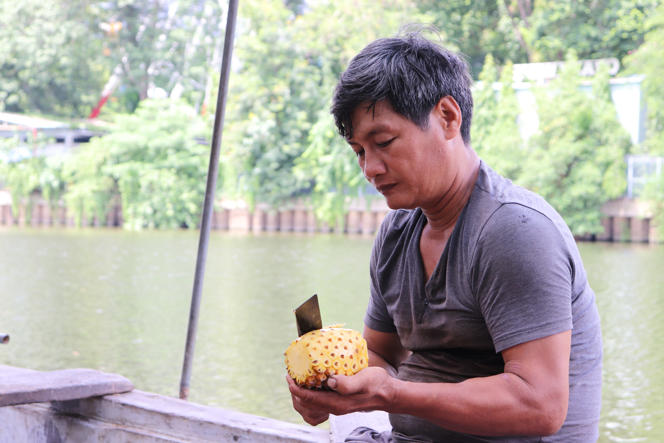 Lênh đênh cuộc sống thương hồ giữa Sài Gòn: Đã nghĩ lên bờ bán nhưng không thể, vì...- Ảnh 2.