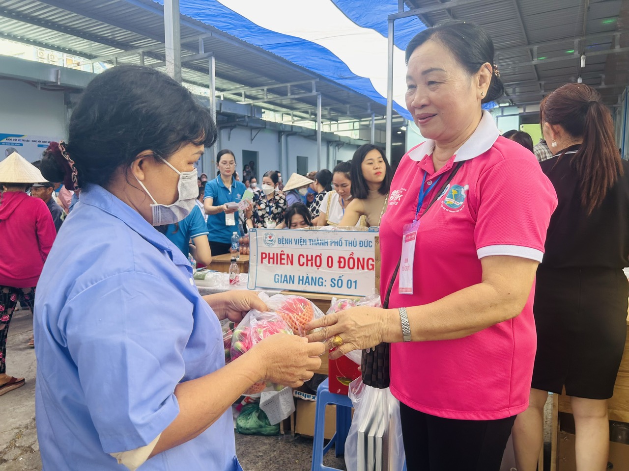 TP.HCM: Hàng trăm bệnh nhân nghèo được mua hàng với giá 0 đồng- Ảnh 2. TP.HCM: Hàng trăm bệnh nhân nghèo được mua hàng với giá 0 đồng- Ảnh 2.