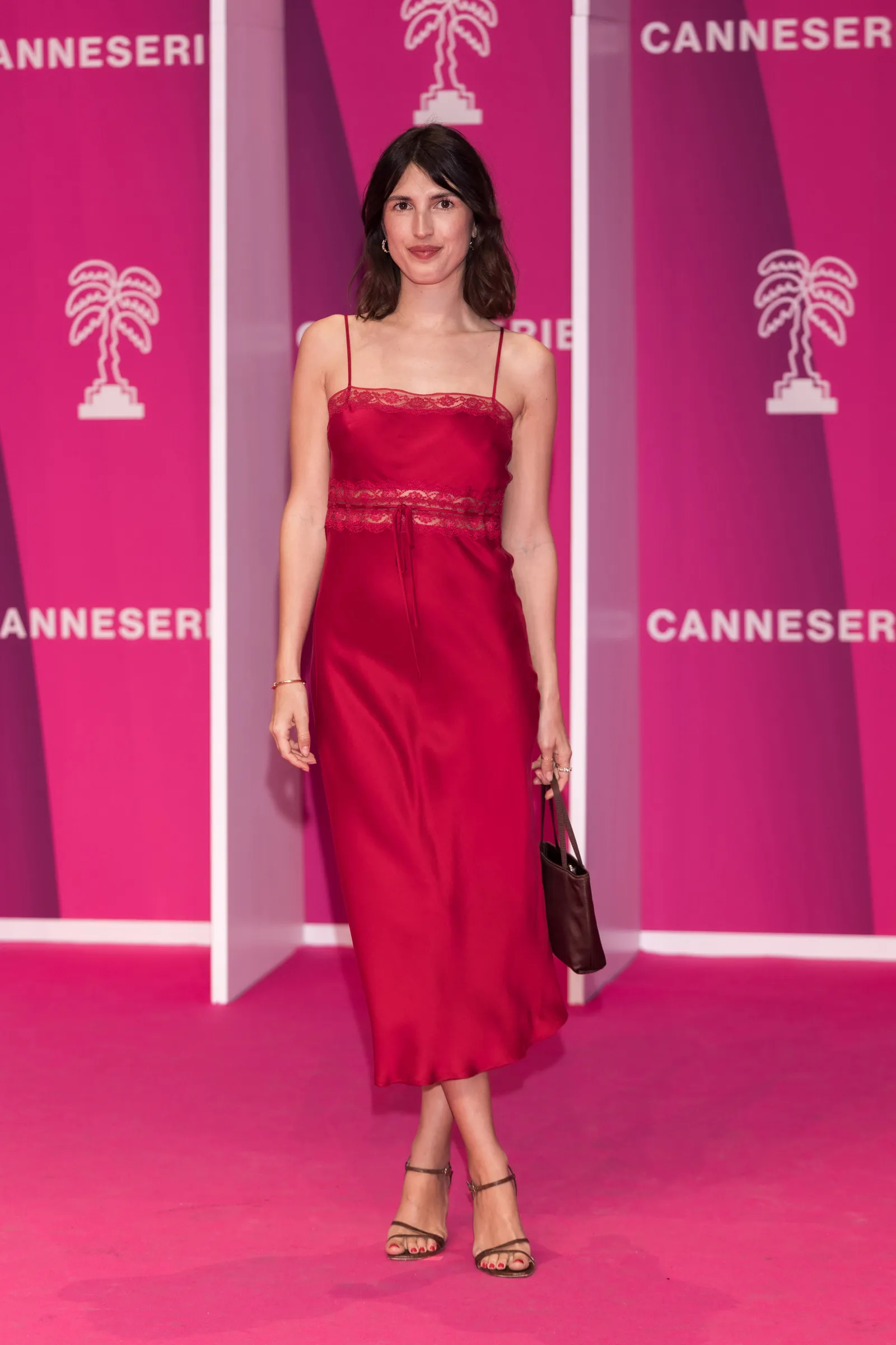 រ៉ូបរអិលឆើតឆាយ និងសុភាព ដែលជាវត្ថុទាន់សម័យសម្រាប់ពាក់ក្នុងរដូវកាលនេះ - រូបថត 3 ។ Slip dress thanh lịch nhẹ nhàng, món đồ thời thượng để diện trong mùa này- Ảnh 3.