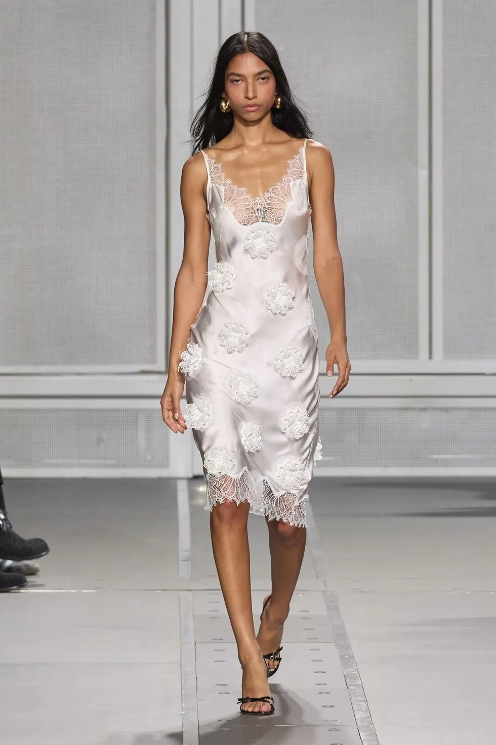 រ៉ូបរអិលឆើតឆាយ និងសុភាព ដែលជាវត្ថុទាន់សម័យសម្រាប់ពាក់ក្នុងរដូវកាលនេះ - រូបថត ៨. Slip dress thanh lịch nhẹ nhàng, món đồ thời thượng để diện trong mùa này- Ảnh 8.