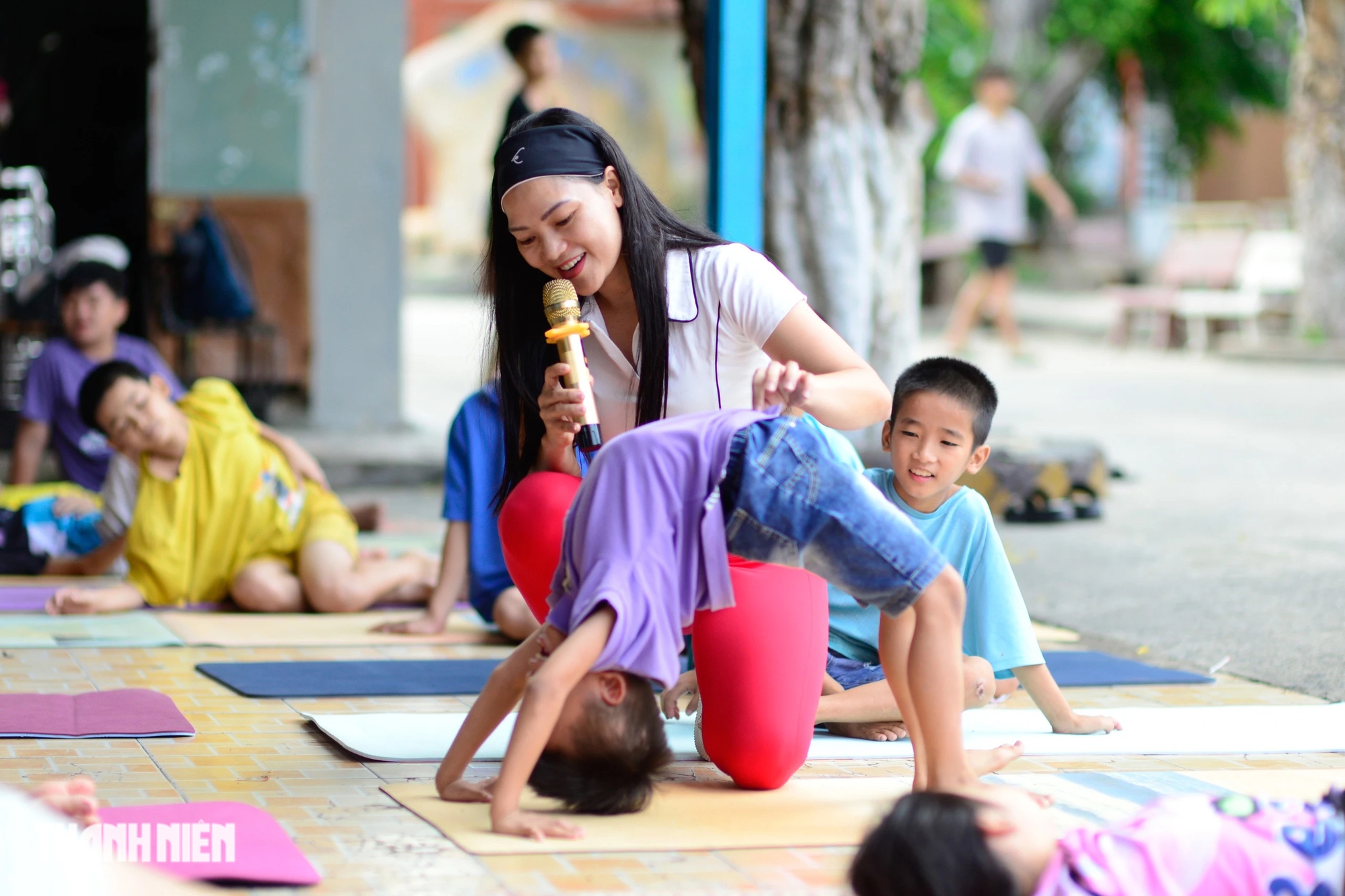 Các nữ HLV yoga xinh đẹp đi xin thảm tập mang điều đặc biệt cho cả trăm đứa trẻ- Ảnh 2.