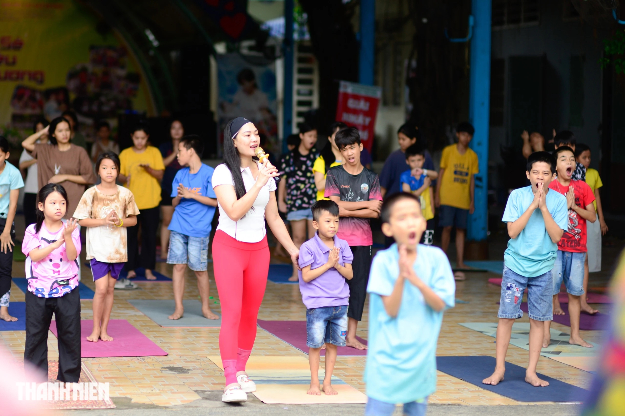 Các nữ HLV yoga xinh đẹp đi xin thảm tập mang điều đặc biệt cho cả trăm đứa trẻ- Ảnh 3.