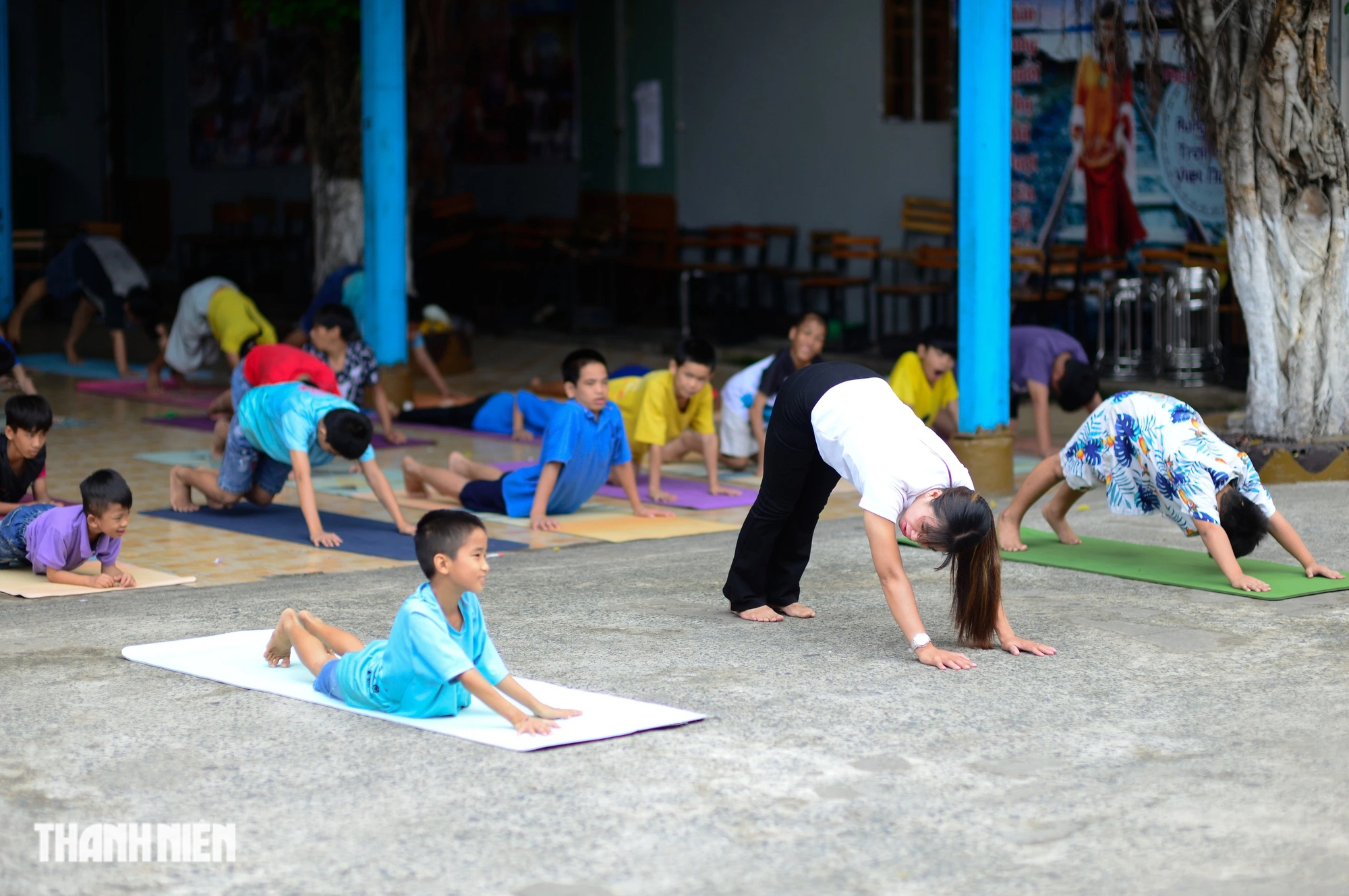 Các nữ HLV yoga xinh đẹp đi xin thảm tập mang điều đặc biệt cho cả trăm đứa trẻ- Ảnh 5.