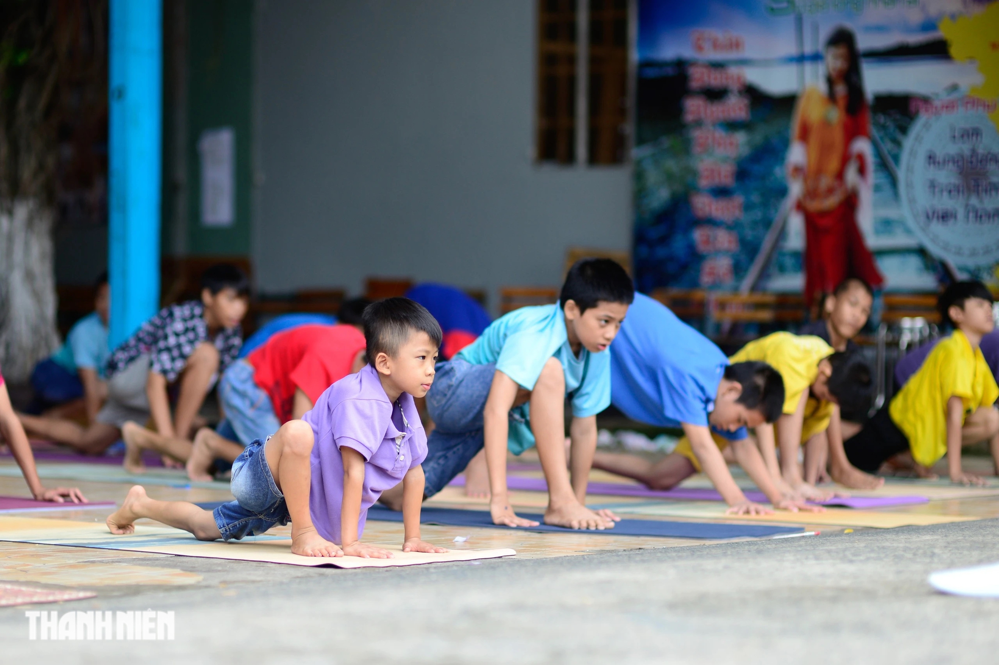 Các nữ HLV yoga xinh đẹp đi xin thảm tập mang điều đặc biệt cho cả trăm đứa trẻ- Ảnh 6.