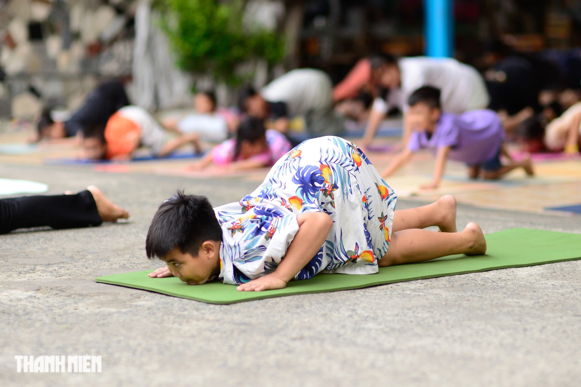 Các nữ HLV yoga xinh đẹp đi xin thảm tập mang điều đặc biệt cho cả trăm đứa trẻ- Ảnh 7.