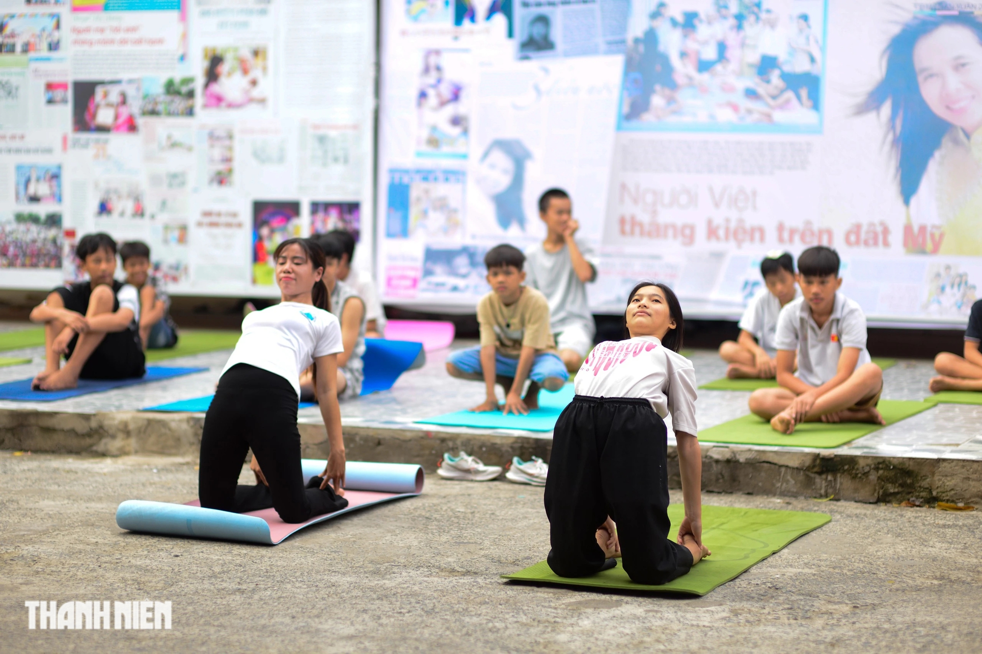 Các nữ HLV yoga xinh đẹp đi xin thảm tập mang điều đặc biệt cho cả trăm đứa trẻ- Ảnh 8.