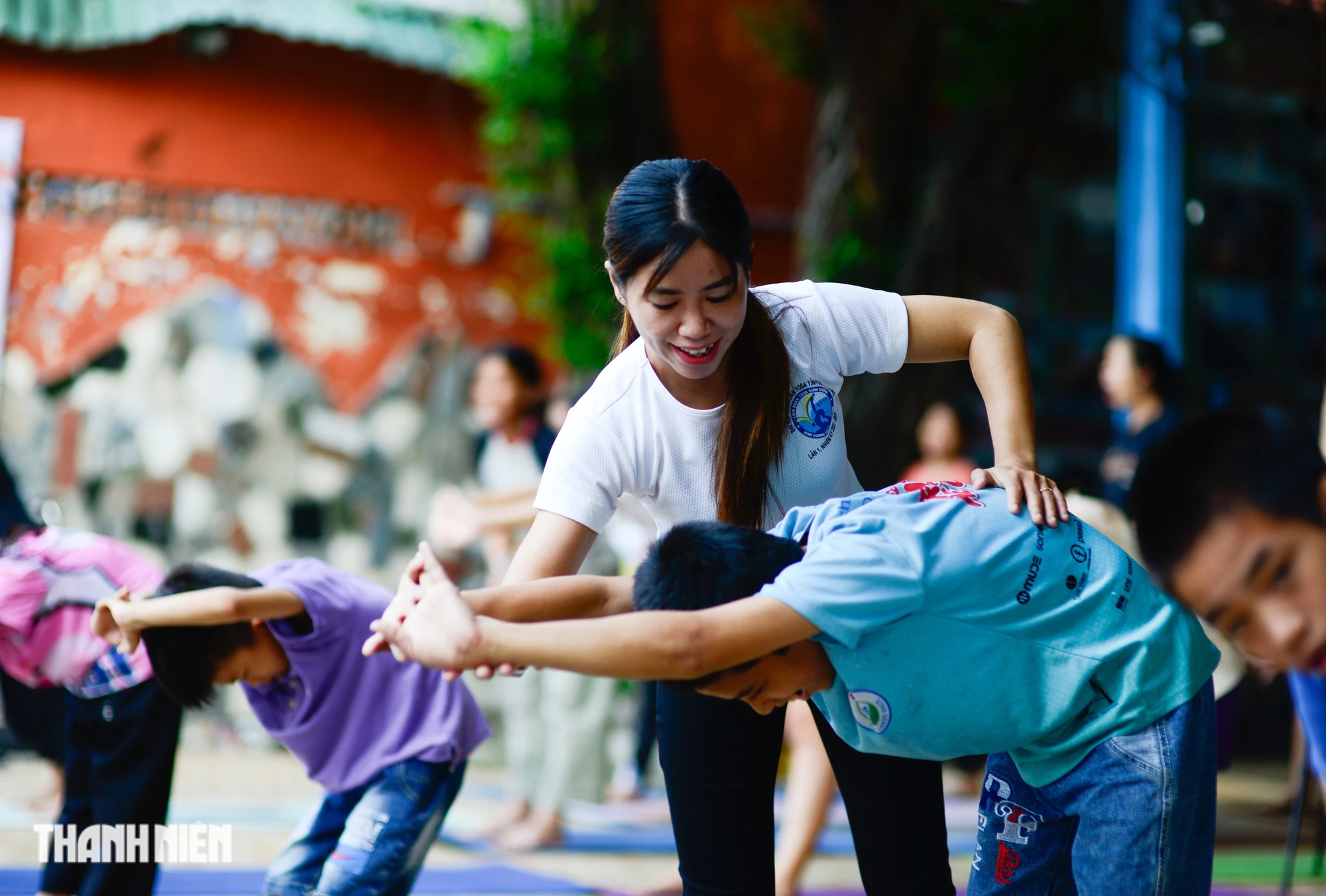 Các nữ HLV yoga xinh đẹp đi xin thảm tập mang điều đặc biệt cho cả trăm đứa trẻ- Ảnh 10.