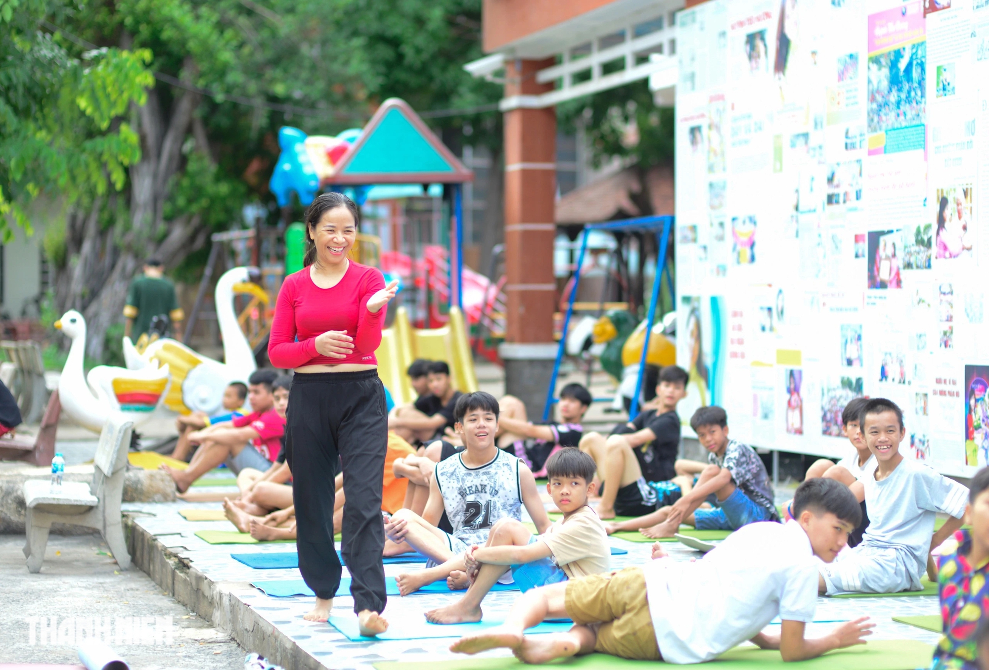 Các nữ HLV yoga xinh đẹp đi xin thảm tập mang điều đặc biệt cho cả trăm đứa trẻ- Ảnh 11.