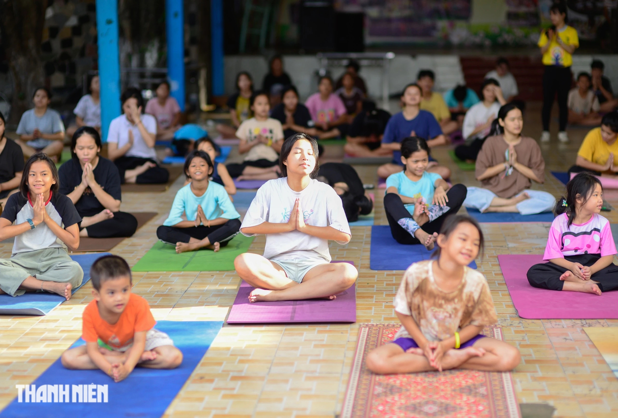 Các nữ HLV yoga xinh đẹp đi xin thảm tập mang điều đặc biệt cho cả trăm đứa trẻ- Ảnh 12.