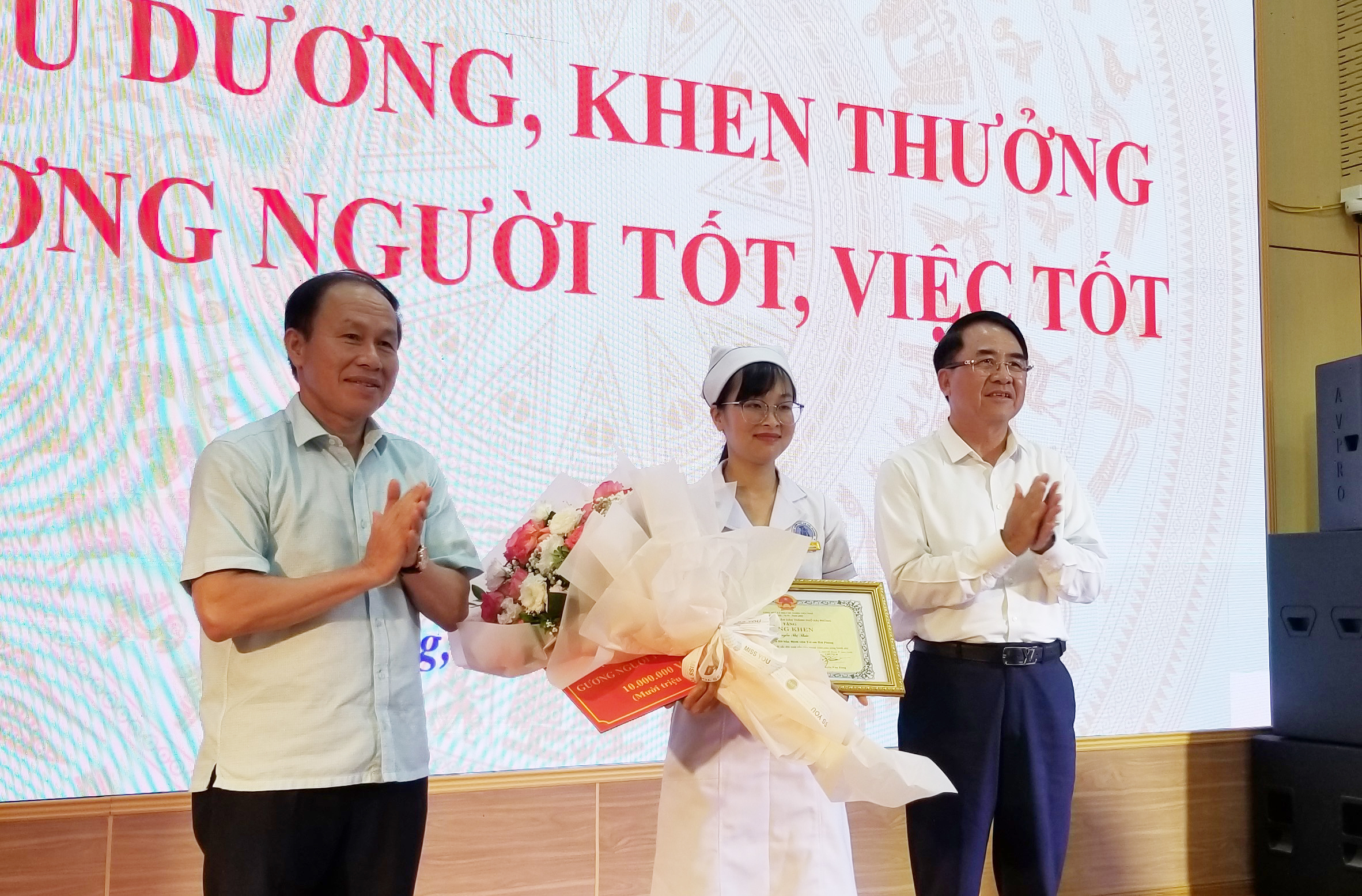 Biểu dương, khen thưởng nữ điều dưỡng cứu sống bé trai sơ sinh bị sặc sữa- Ảnh 1. Biểu dương, khen thưởng nữ điều dưỡng cứu sống bé trai sơ sinh bị sặc sữa- Ảnh 1.