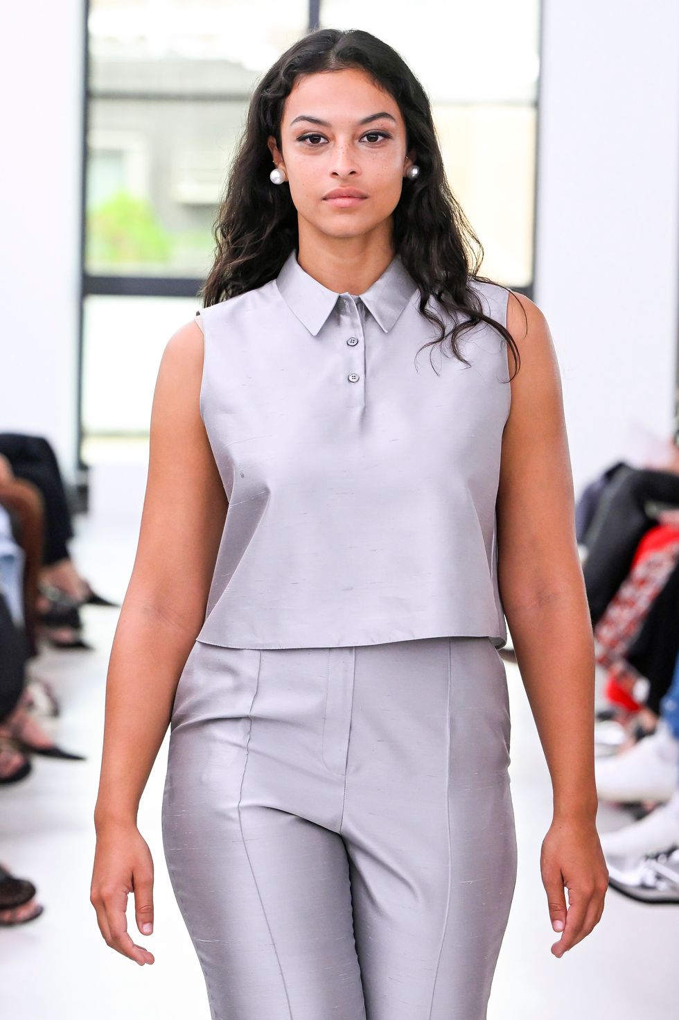 अपने पहनावे से मेल खाते झुमके चुनें, फैशनिस्टा बनने का पहला कदम - फोटो 4. Chọn khuyên tai phù hợp với trang phục, bước một trở thành tín đồ sành điệu- Ảnh 4.