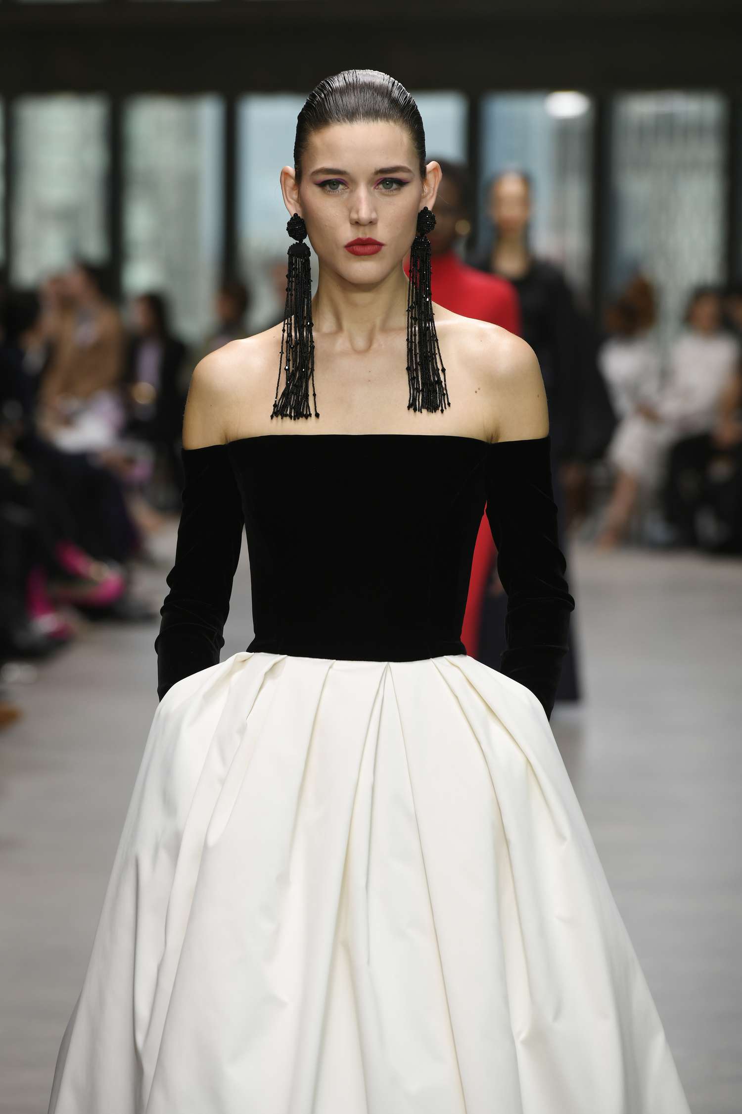 अपने पहनावे से मेल खाते झुमके चुनें, फैशनिस्टा बनने का पहला कदम - फोटो 1. Chọn khuyên tai phù hợp với trang phục, bước một trở thành tín đồ sành điệu- Ảnh 1.