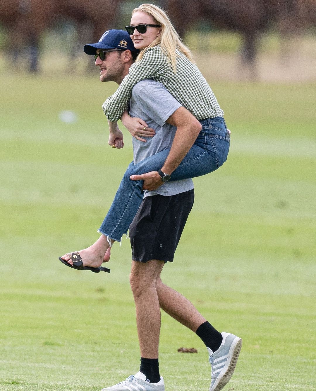 ម៉ូដបែបសម័យពេញដងផ្លូវ - រូបថត ៦. Thời trang cổ điển chiếm sóng đường phố- Ảnh 6.