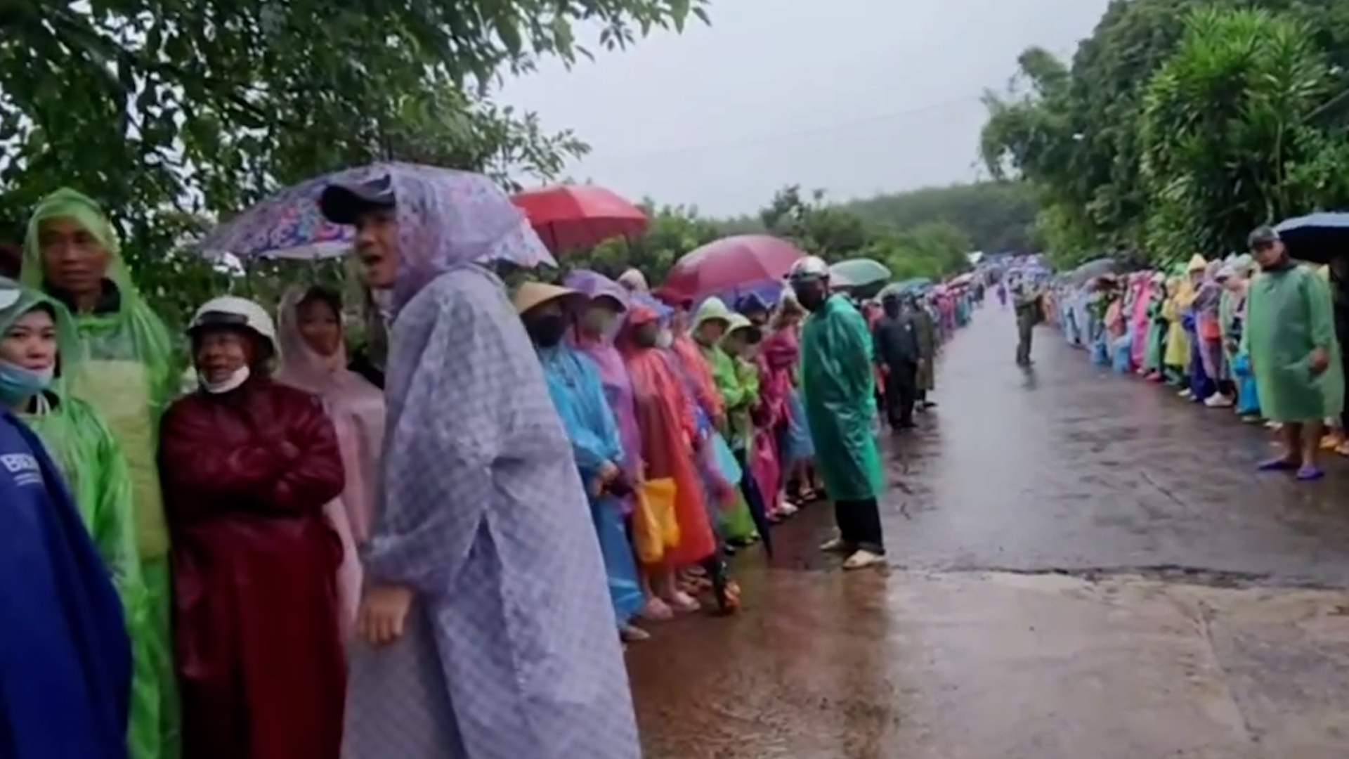 ‘Sư Thích Minh Tuệ’ khất thực trở lại, an ninh đã ổn định- Ảnh 1.