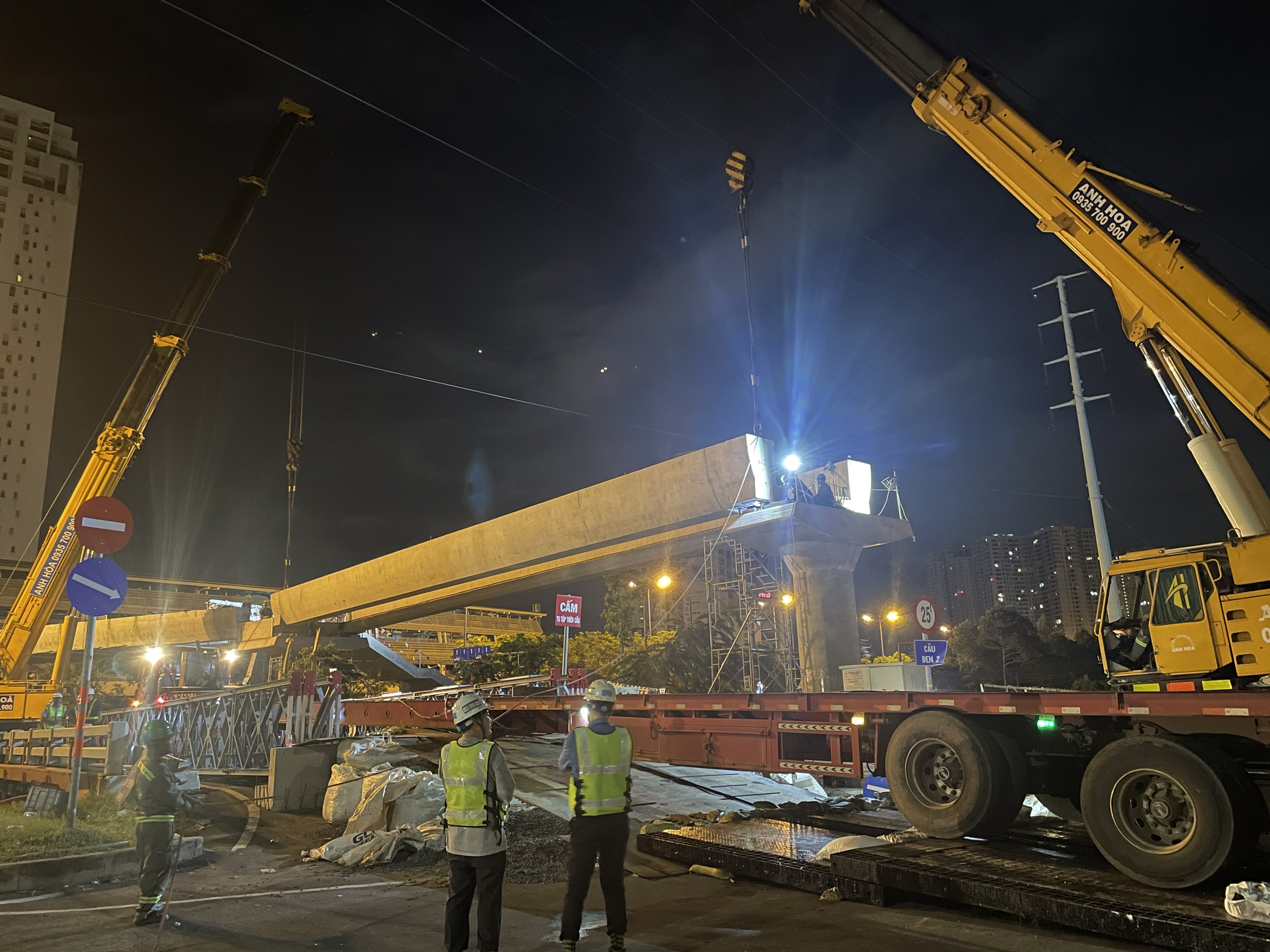 Sắp hoàn thành cầu bộ hành - hạng mục kết nối cuối cùng của metro số 1- Ảnh 5.