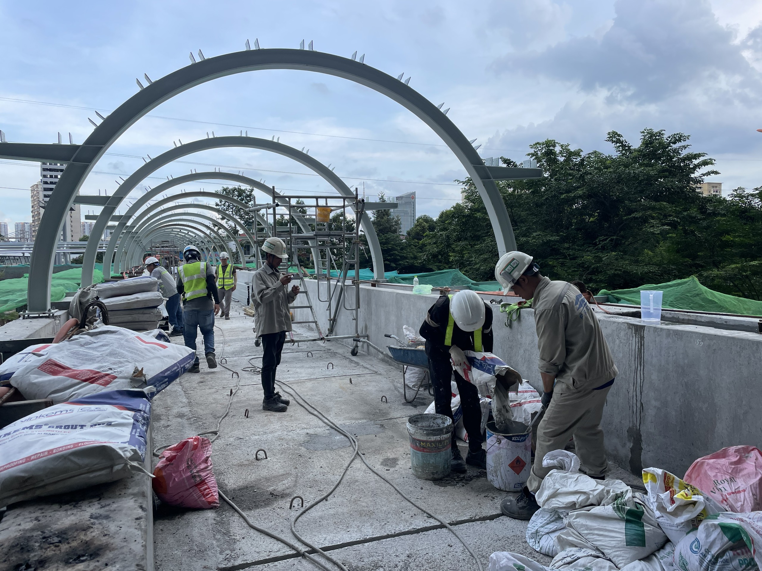 Sắp hoàn thành cầu bộ hành - hạng mục kết nối cuối cùng của metro số 1- Ảnh 3.