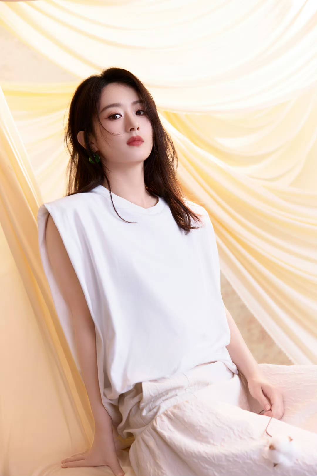 Trieu Le Dinh caused a stir with her summer wardrobe when she visibly gained weight - Photo 4. Triệu Lệ Dĩnh gây sốt với tủ đồ ngày hè khi lên cân trông thấy- Ảnh 4.