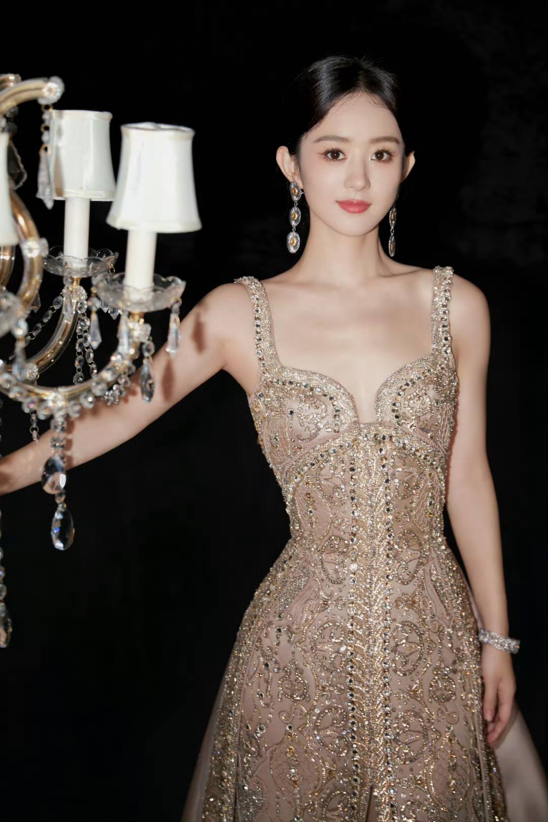 Trieu Le Dinh caused a stir with her summer wardrobe when she visibly gained weight - Photo 1. Triệu Lệ Dĩnh gây sốt với tủ đồ ngày hè khi lên cân trông thấy- Ảnh 1.