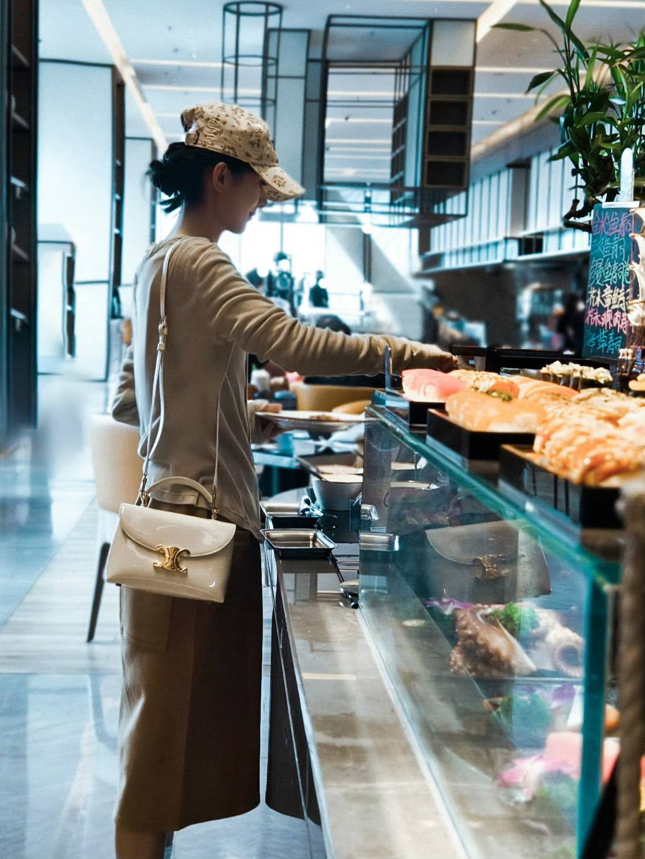 Trieu Le Dinh caused a stir with her summer wardrobe when she visibly gained weight - Photo 3. Triệu Lệ Dĩnh gây sốt với tủ đồ ngày hè khi lên cân trông thấy- Ảnh 3.