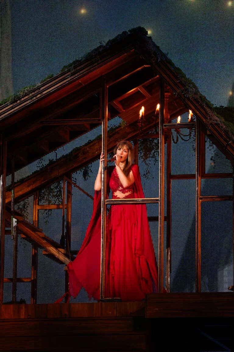 Taylor Swift គឺស្អាតបំផុតនៅលើឆាក Milan ជាមួយនឹងរូបរាងដ៏ទាក់ទាញរបស់នាង - រូបថត 5 ។ Taylor Swift đẹp nhất trên sân khấu Milan với vẻ ngoài quyến rũ- Ảnh 5.