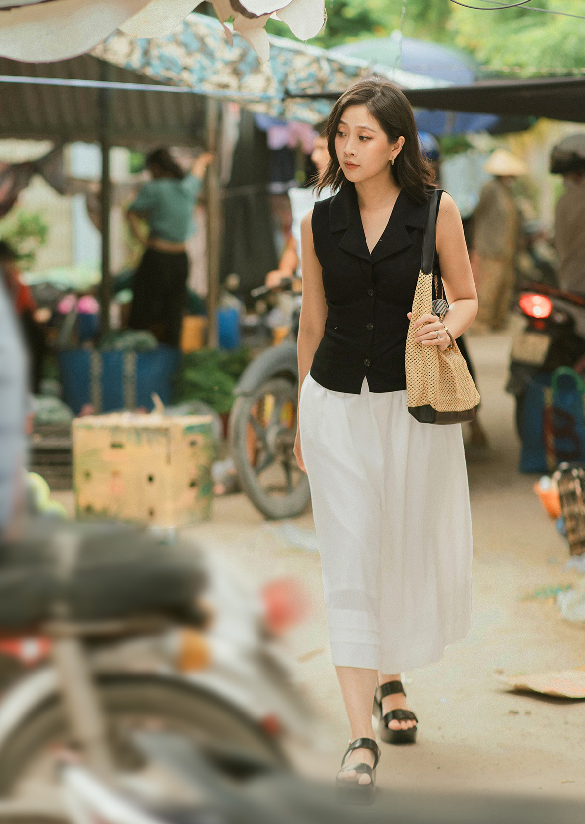 কাজে যেতে বা বাইরে যেতে, এই শার্ট এবং স্কার্ট জুটির সাথে আলাদা হয়ে উঠুন - ছবি ৬। Đi làm, xuống phố đều nổi bật với cặp đôi áo và chân váy- Ảnh 6.