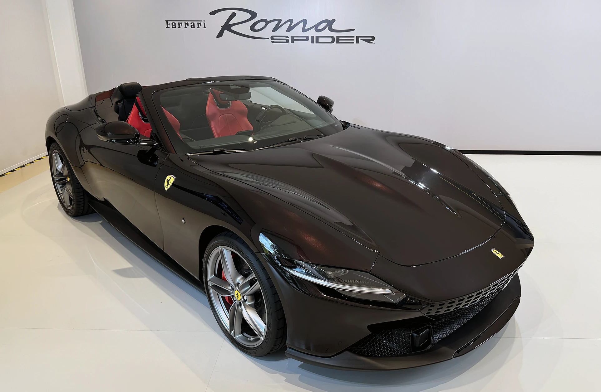 Siêu xe mui trần Ferrari Roma Spider 2024 về Việt Nam, giá từ 20 tỉ đồng- Ảnh 1.