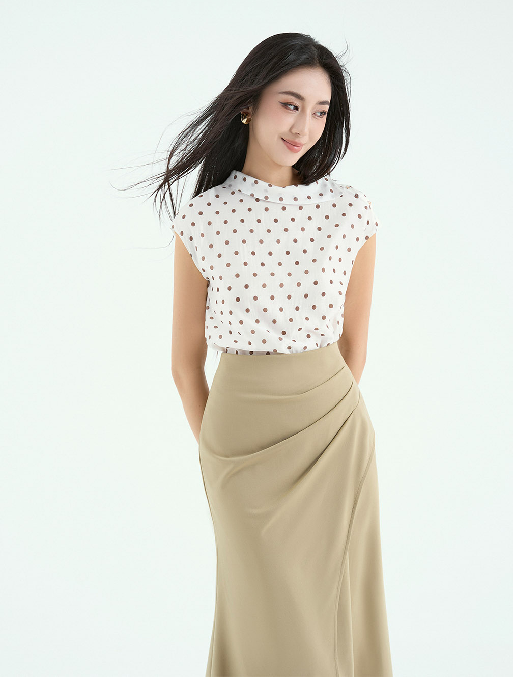 কাজে যেতে বা বাইরে যেতে, এই শার্ট এবং স্কার্টের কম্বোটি পরে আলাদা হয়ে উঠুন - ছবি ২। Đi làm, xuống phố đều nổi bật với cặp đôi áo và chân váy- Ảnh 2.