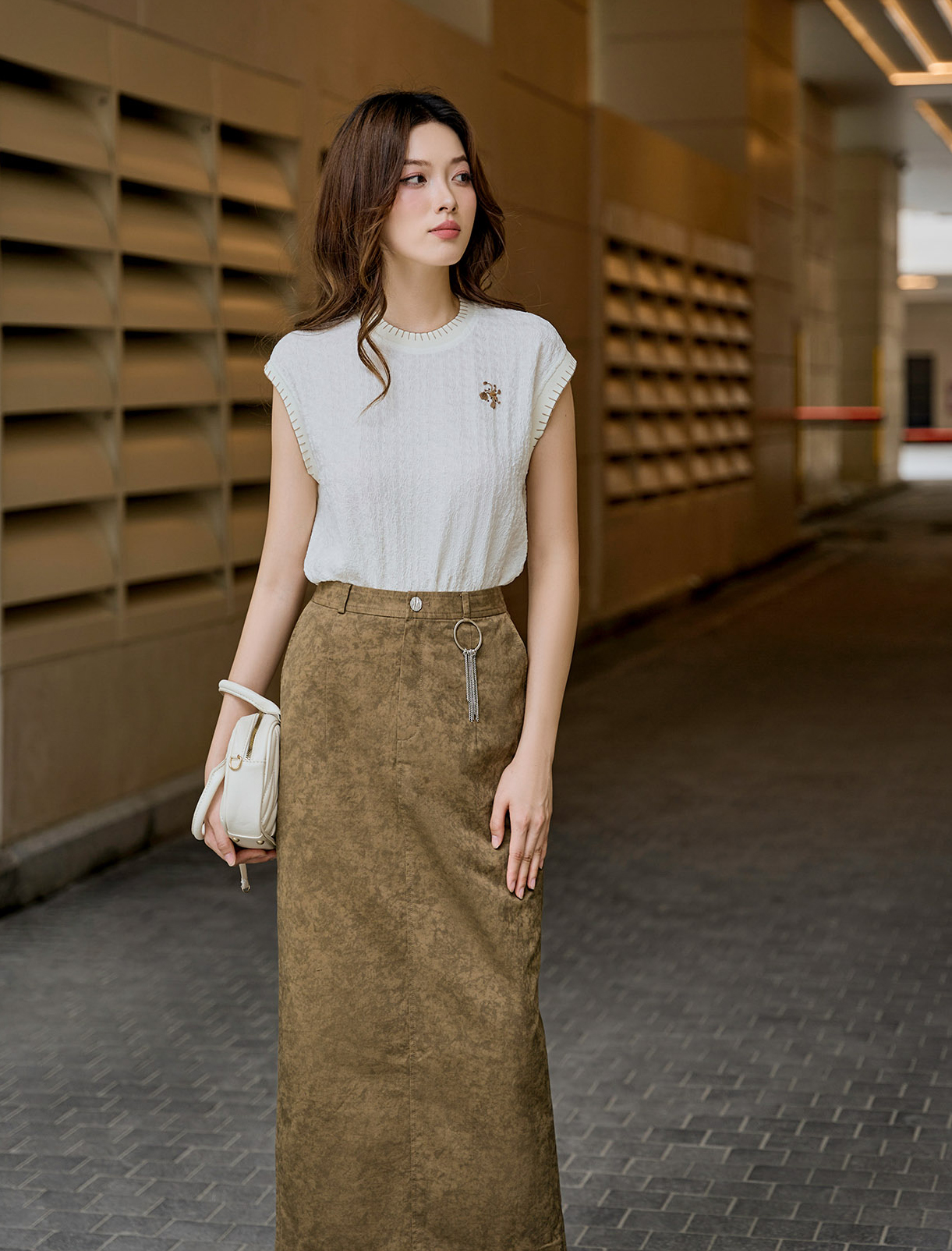 কাজে যেতে বা বাইরে যেতে, এই শার্ট এবং স্কার্টের কম্বোটি পরে আলাদা হয়ে উঠুন - ছবি ৩। Đi làm, xuống phố đều nổi bật với cặp đôi áo và chân váy- Ảnh 3.