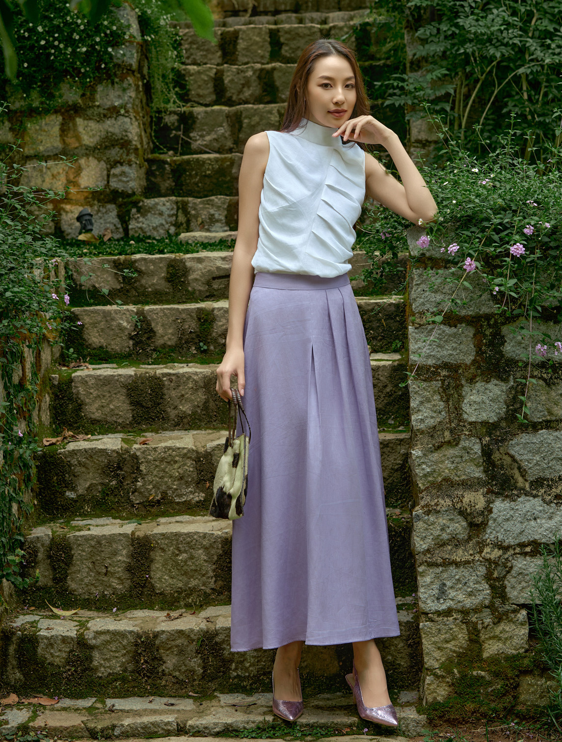 কাজে যেতে বা বাইরে যেতে, এই শার্ট এবং স্কার্টের কম্বোটি পরে আলাদা হয়ে উঠুন - ছবি ৮। Đi làm, xuống phố đều nổi bật với cặp đôi áo và chân váy- Ảnh 8.