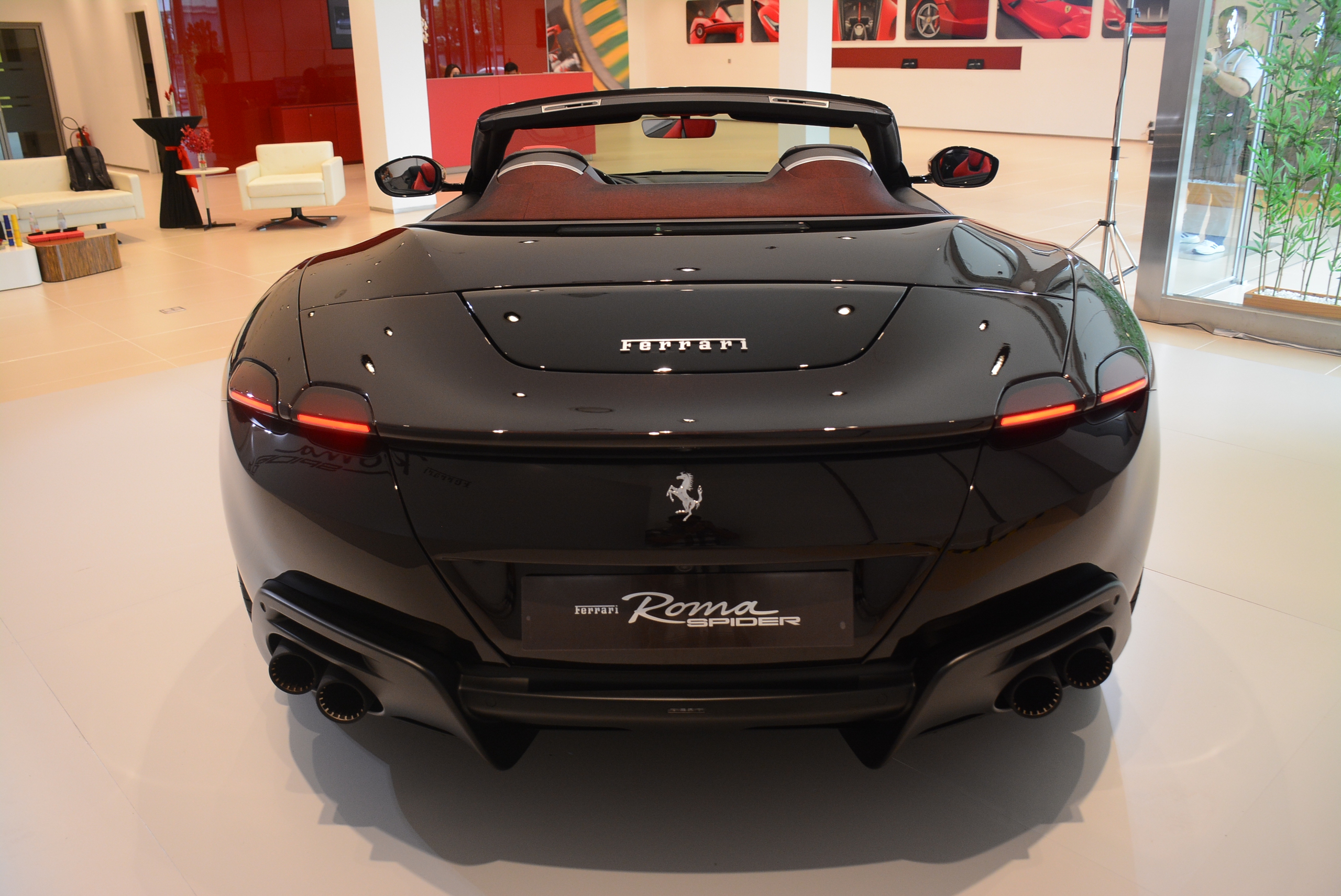 Siêu xe mui trần Ferrari Roma Spider 2024 về Việt Nam, giá từ 20 tỉ đồng- Ảnh 7.