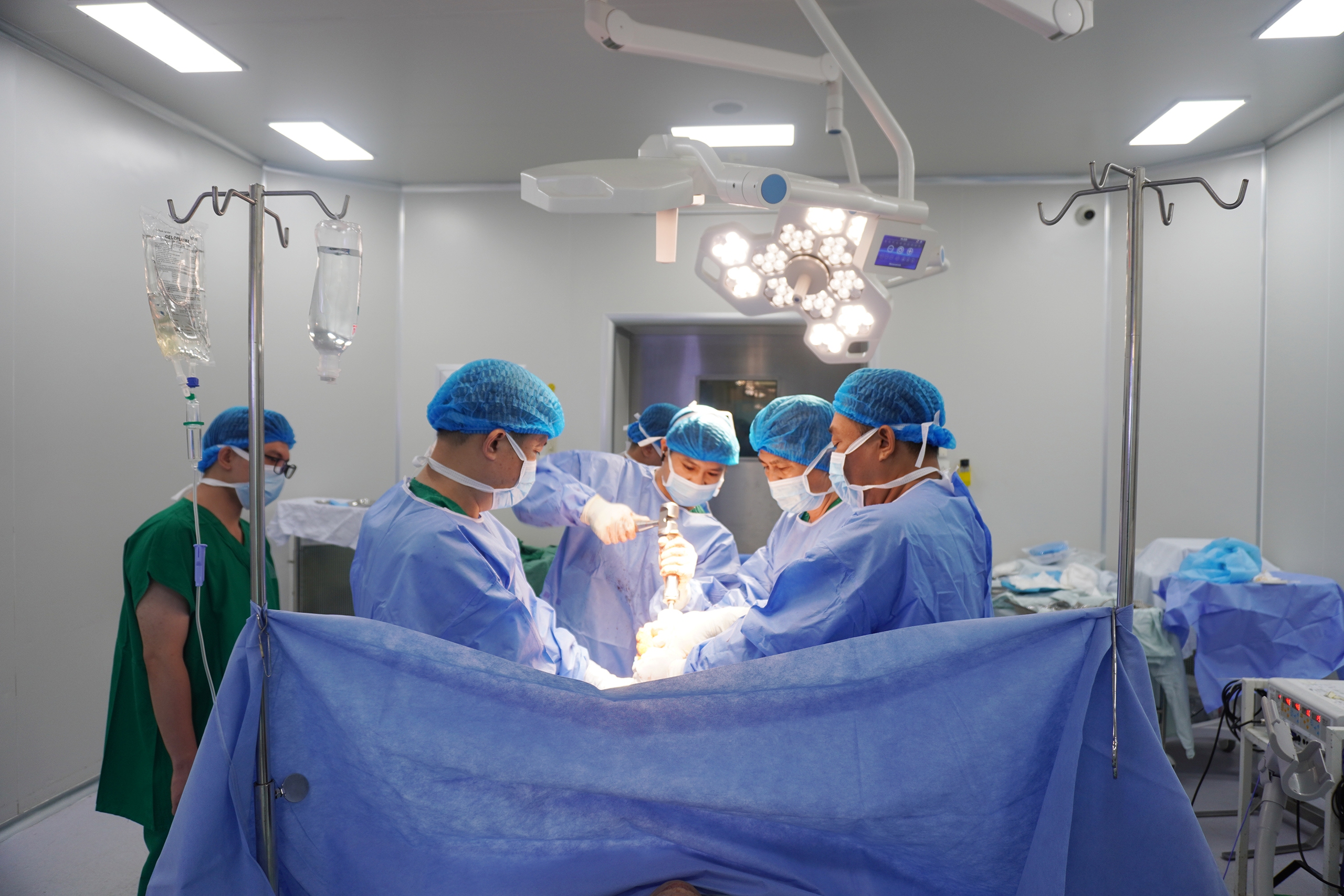 Ê kíp phẫu thuật gồm 6 bác sĩ và 6 kỹ thuật viên, do BS CK2 Trần Đăng Khoa, Trưởng khoa Chi dưới - Bệnh viện Chấn thương Chỉnh hình TP.HCM, làm trưởng ca mổ. ẢNH: TRẦN NGỌC CƯỜNG Ê kíp phẫu thuật gồm 6 bác sĩ và 6 kỹ thuật viên, do BS CK2 Trần Đăng Khoa, Trưởng khoa Chi dưới - Bệnh viện Chấn thương Chỉnh hình TP.HCM, làm trưởng ca mổ. ẢNH: TRẦN NGỌC CƯỜNG