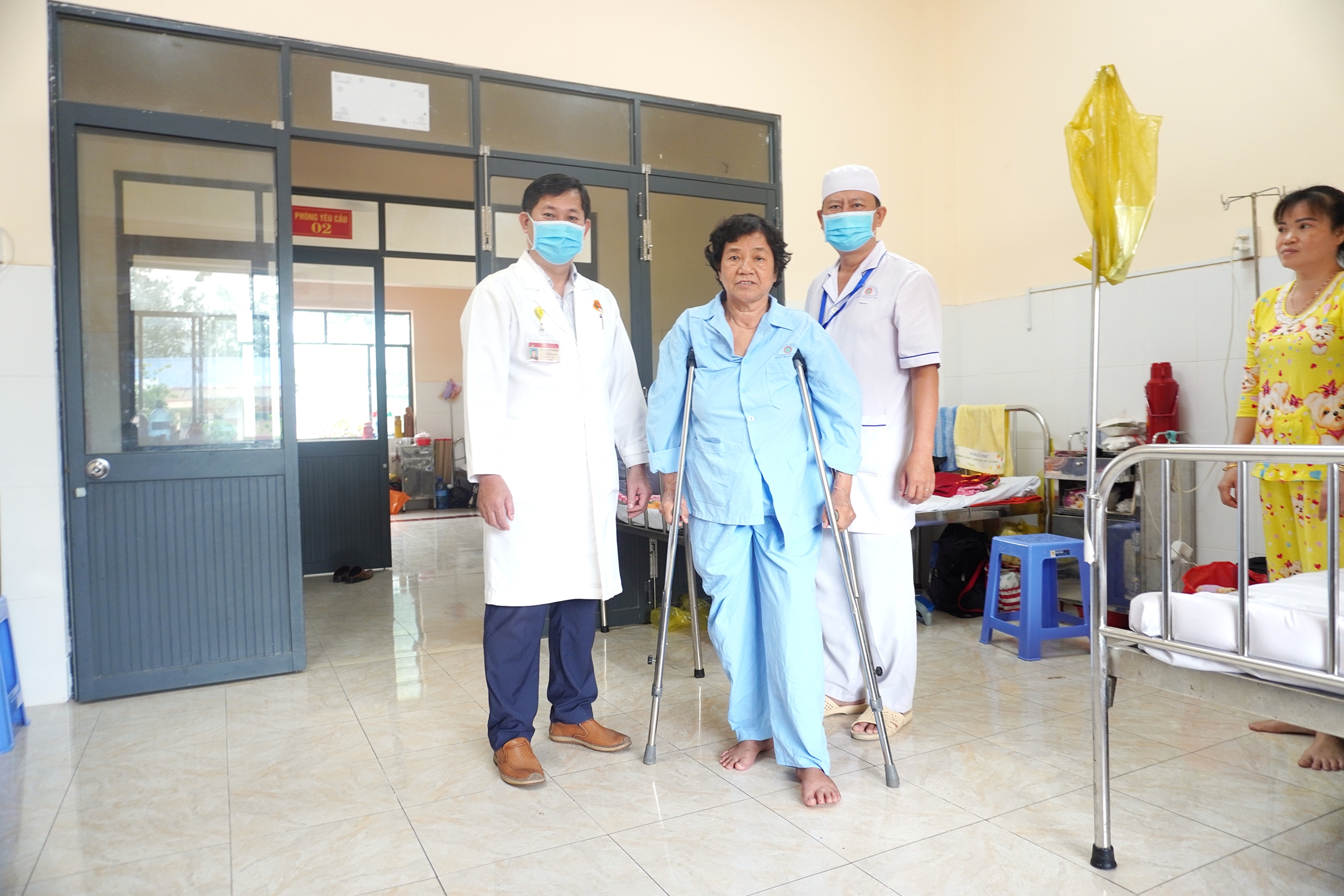 BSCK2 Hứa Xuân Phượng, Chủ nhiệm khoa Chấn thương - Chỉnh hình, Bệnh viện Quân y 120 (trái) hướng dẫn bệnh nhân Nguyễn Thị Thu tập đi. ẢNH: TRẦN NGỌC CƯỜNG BSCK2 Hứa Xuân Phượng, Chủ nhiệm khoa Chấn thương - Chỉnh hình, Bệnh viện Quân y 120 (trái) hướng dẫn bệnh nhân Nguyễn Thị Thu tập đi. ẢNH: TRẦN NGỌC CƯỜNG