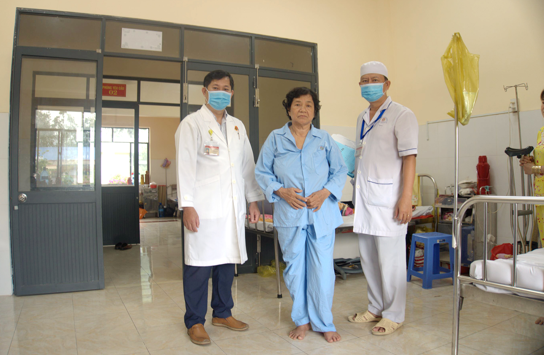 Sau 5 ngày phẫu thuật, bệnh nhân Nguyễn Thị Thu đã có thể tự bước đi những bước đầu tiên. ẢNH: TRẦN NGỌC CƯỜNG Sau 5 ngày phẫu thuật, bệnh nhân Nguyễn Thị Thu đã có thể tự bước đi những bước đầu tiên. ẢNH: TRẦN NGỌC CƯỜNG